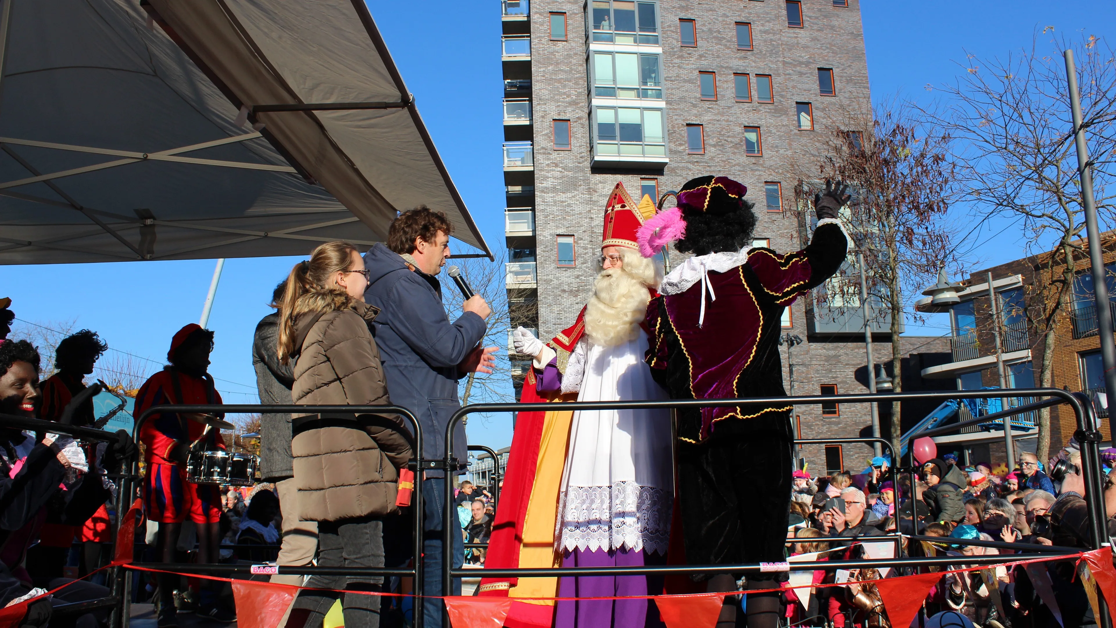 ontvangst sinterklaas in ede door de burgemeesters van ede