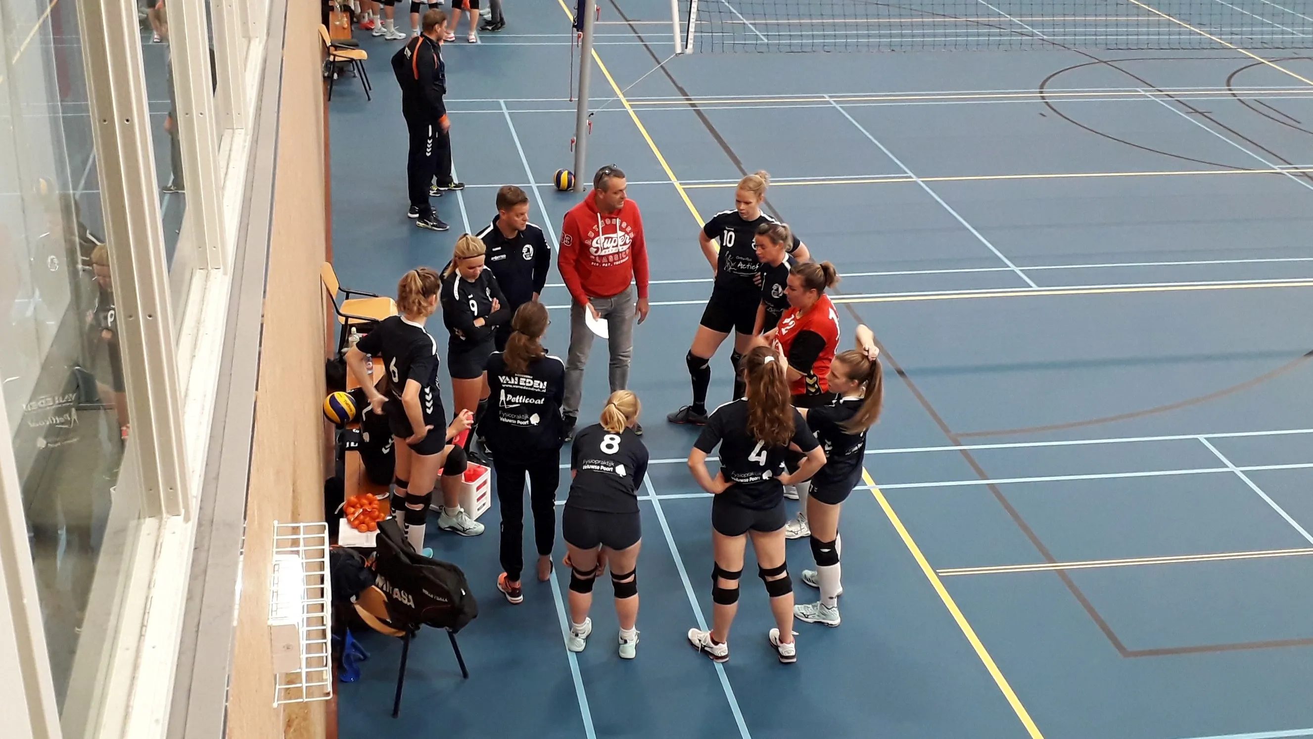 overleg vlak voor de wedstrijd d1 tweevv