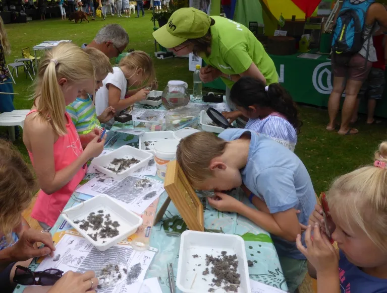 p1170744 kinderen kijken met loeps kl