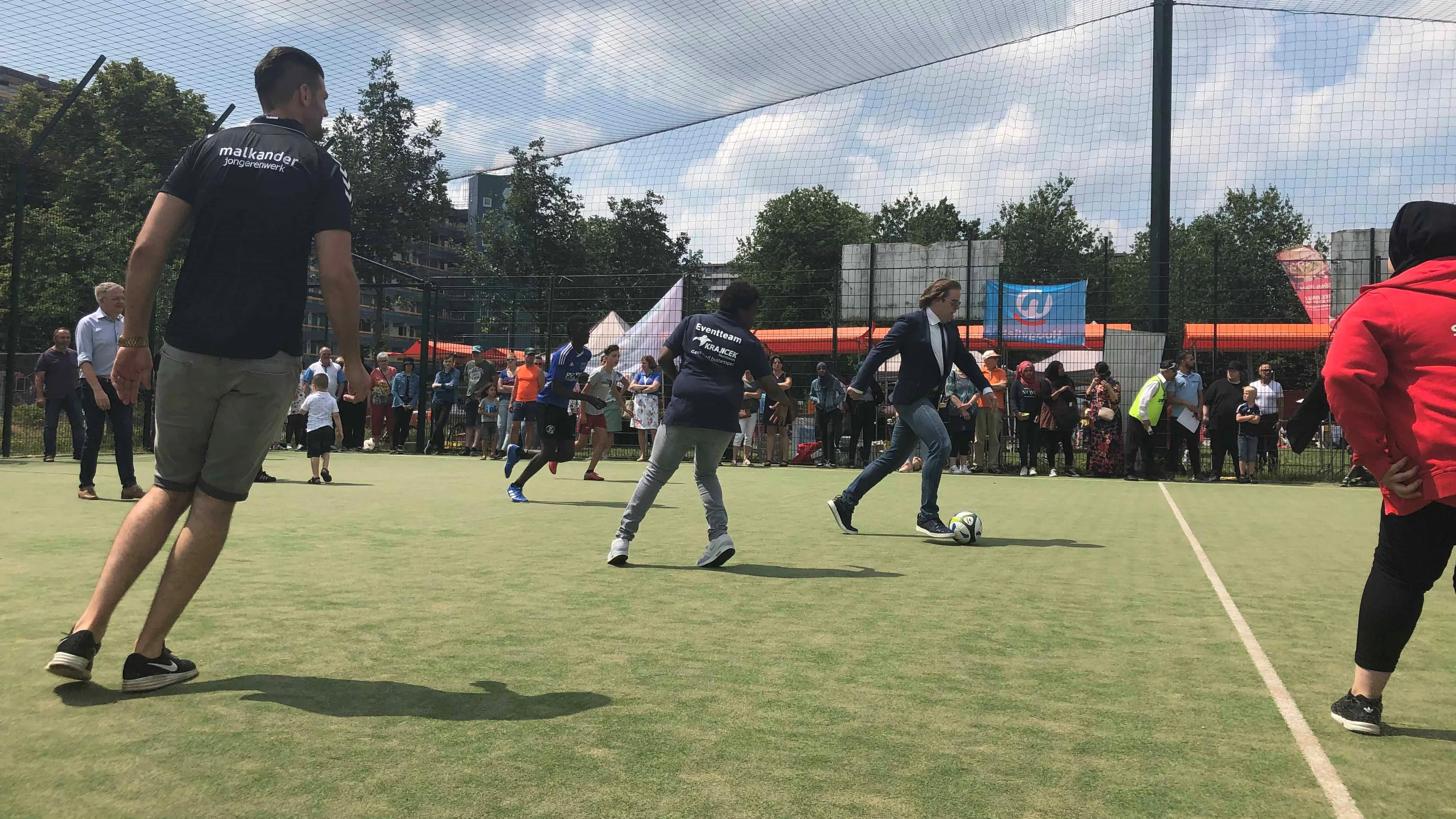 peter de pater en angelique rozeboom spelen potje voetbal bij opening tweede krajicek playground