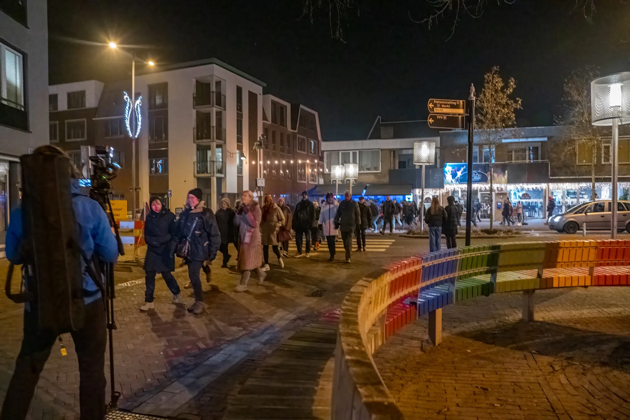 publiek loopt mee met de beamer