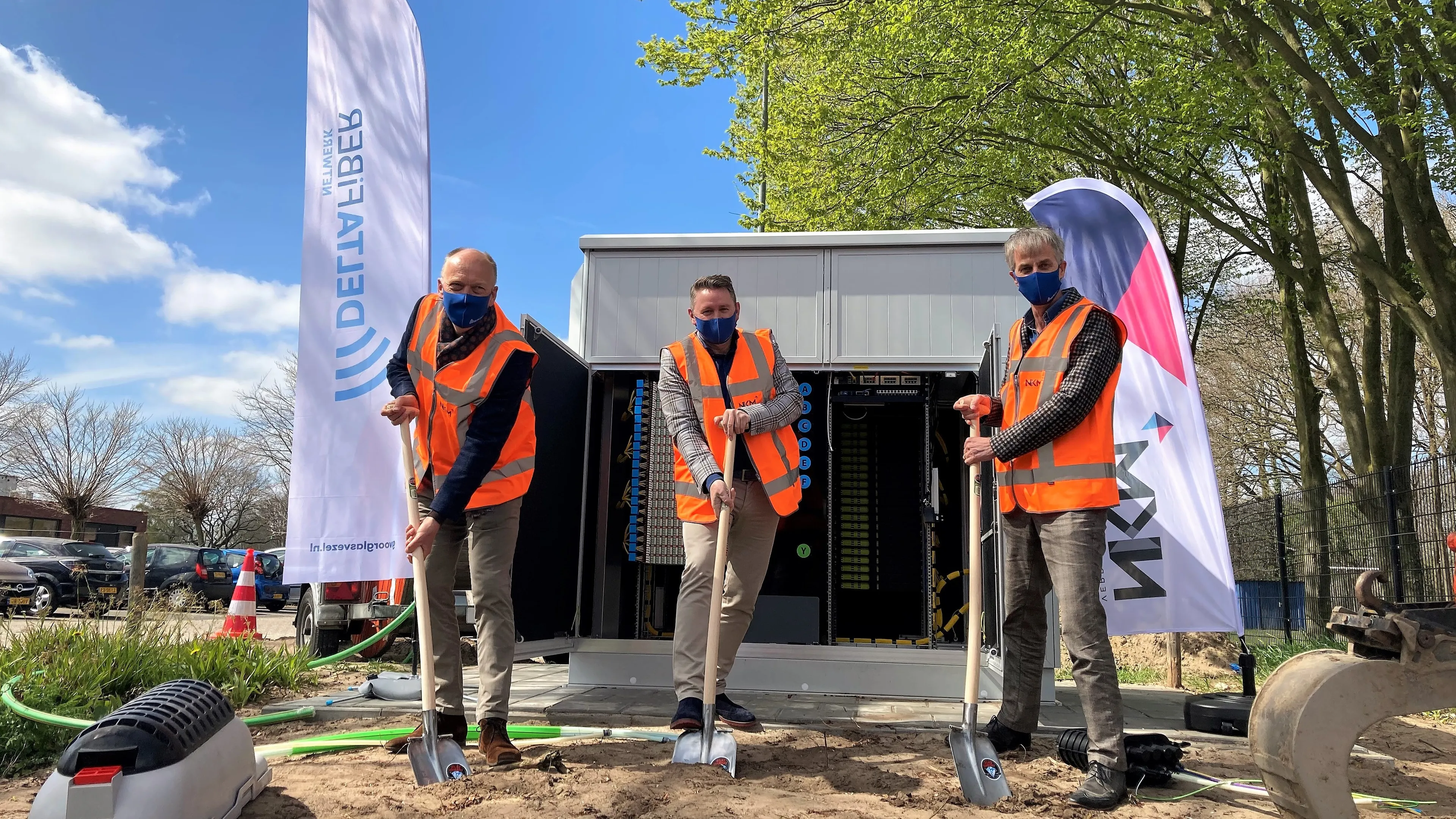 schop in de grond harskamp vlnr geert ritsema wethouder in ede russel crye van nkm en jos van der klauw van delta fiber netwerk
