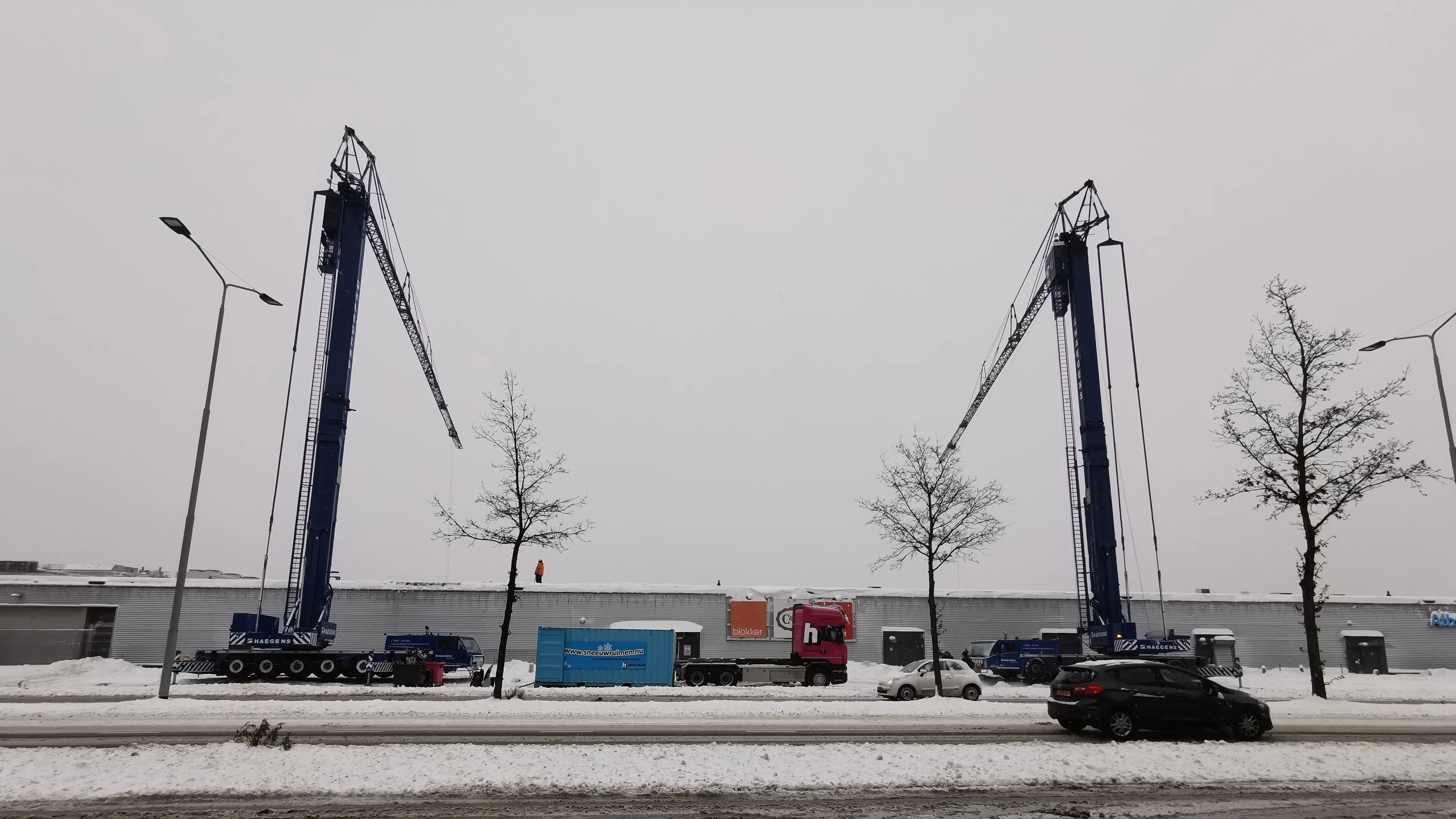 sneeuwruimen op het dak ede