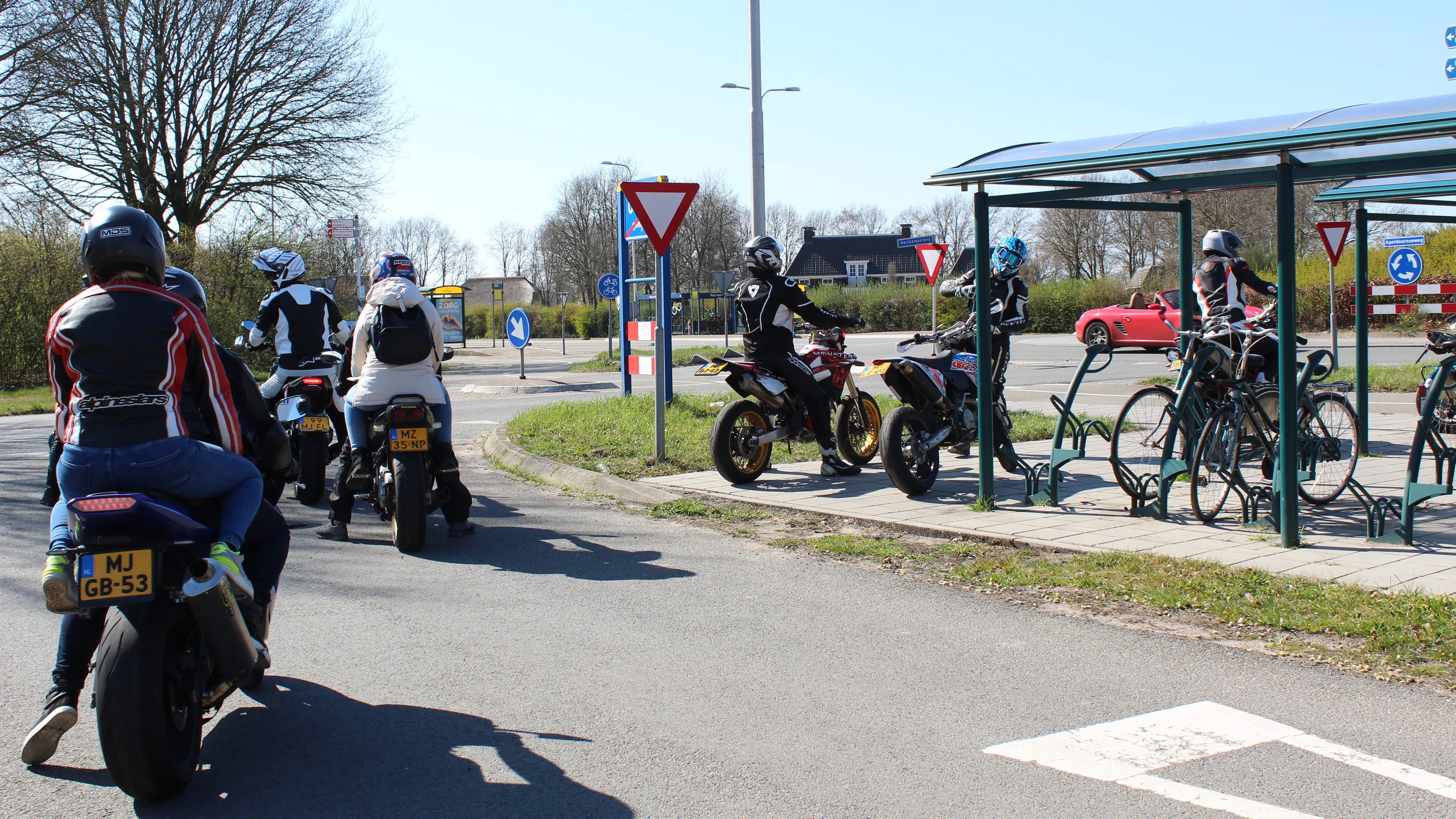 toch nog veel mensen voor het plezier de weg op corona 5 april 2020 chris ouboter