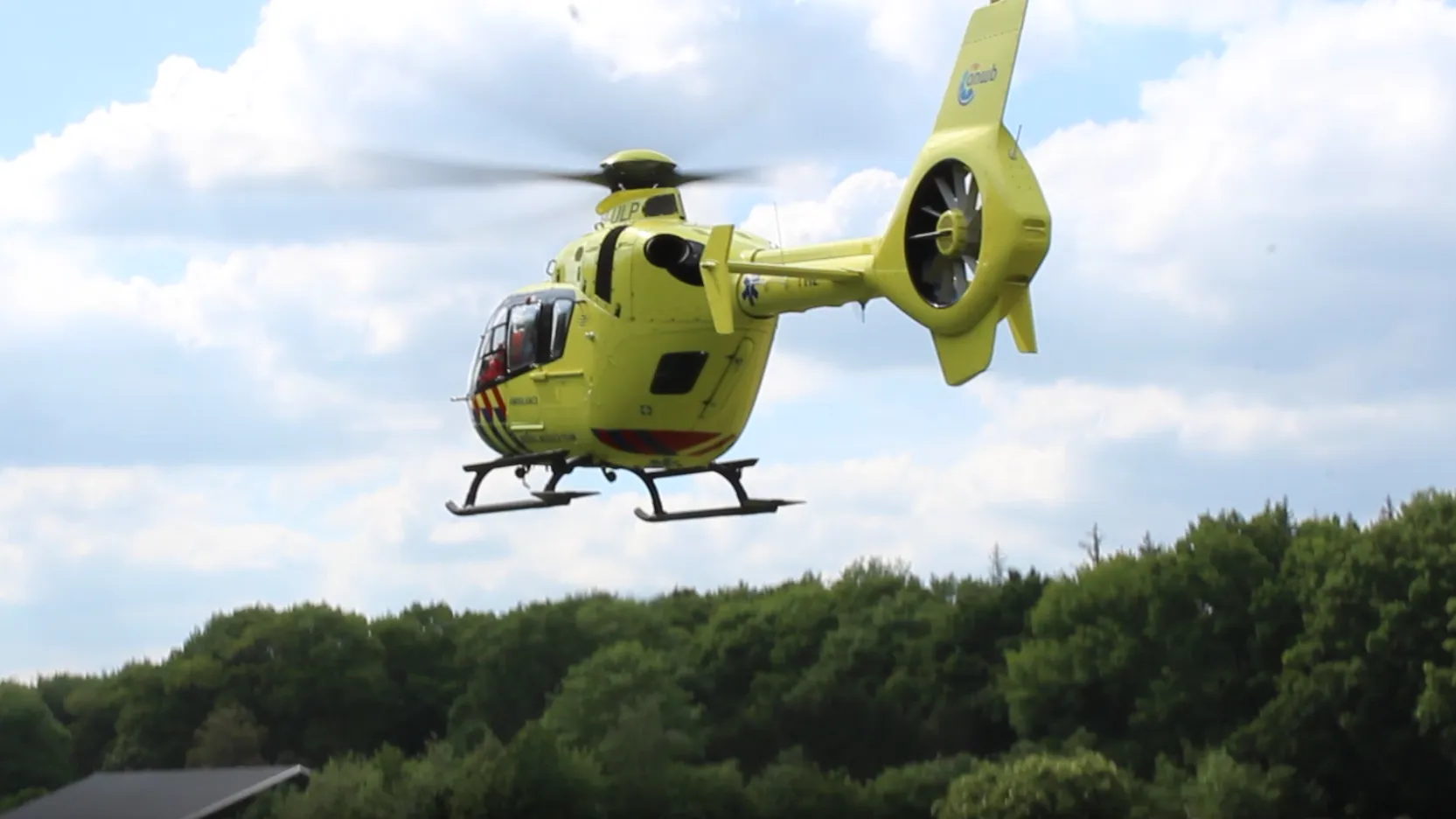 traumahelikopter zoekt gewonden in het bos bij lunteren foto chris ouboter