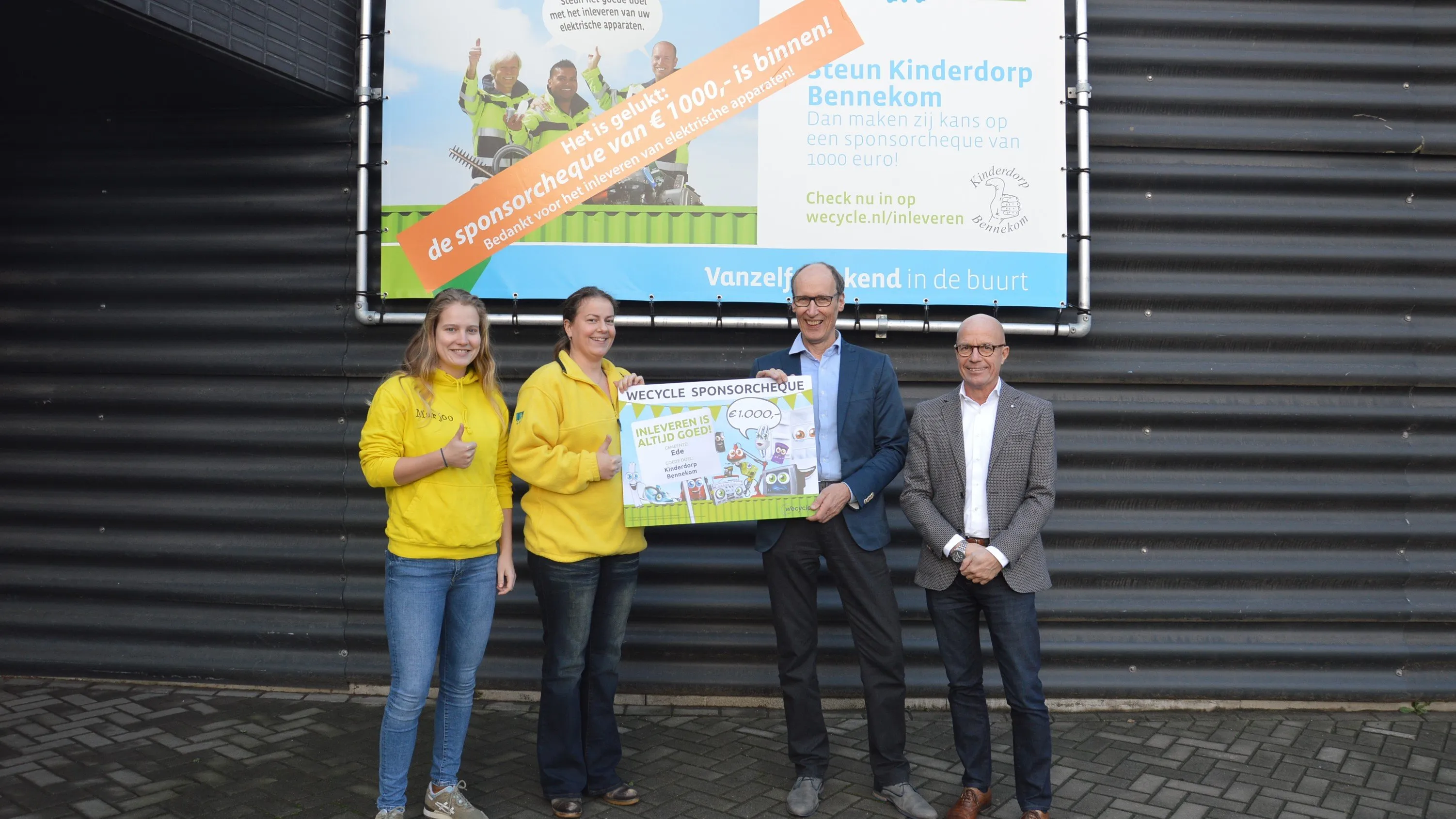 uitreiking cheque kinderdorp