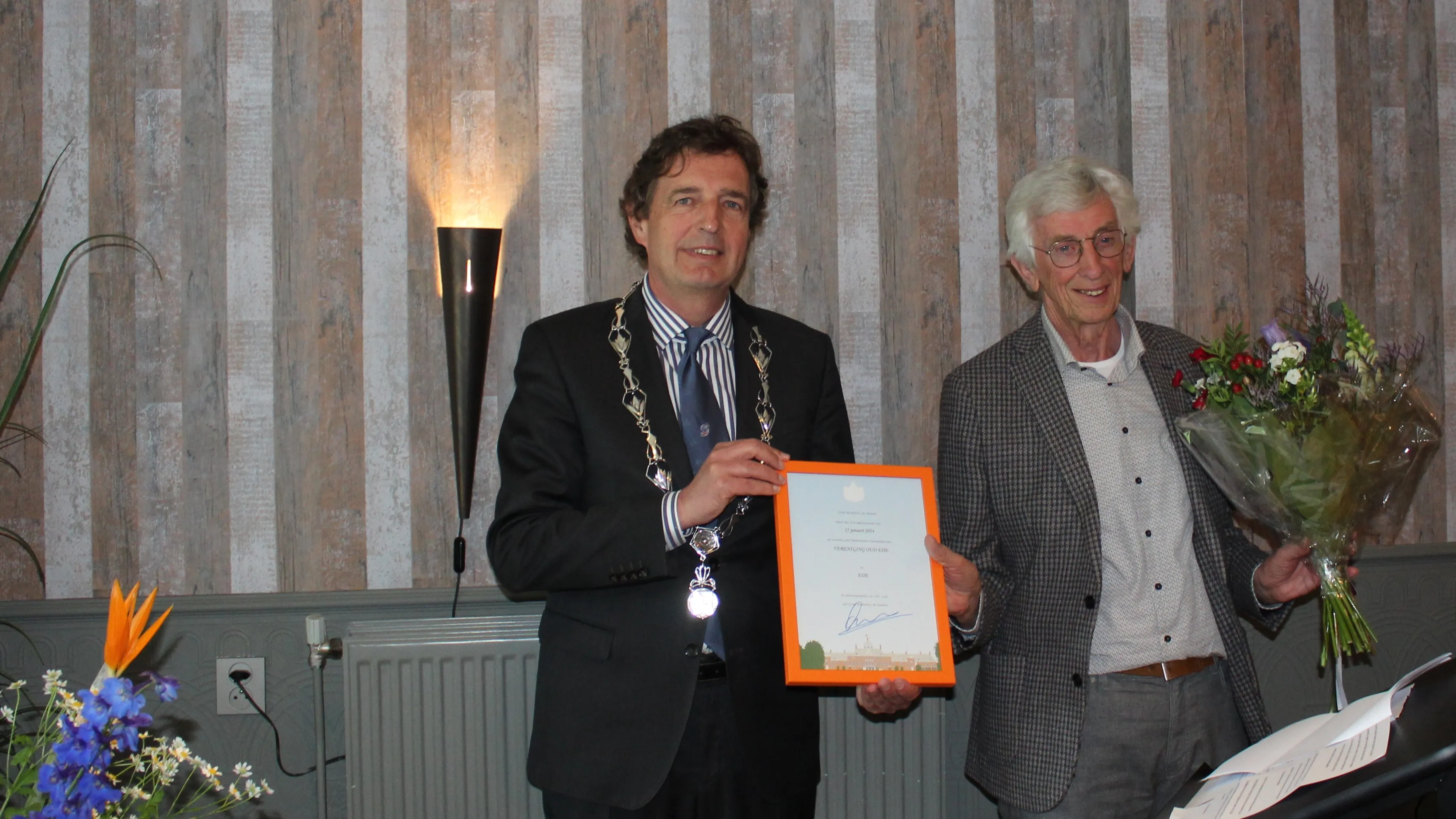 voorzitter simon van de pol en burgemeester verhulst chris ouboter