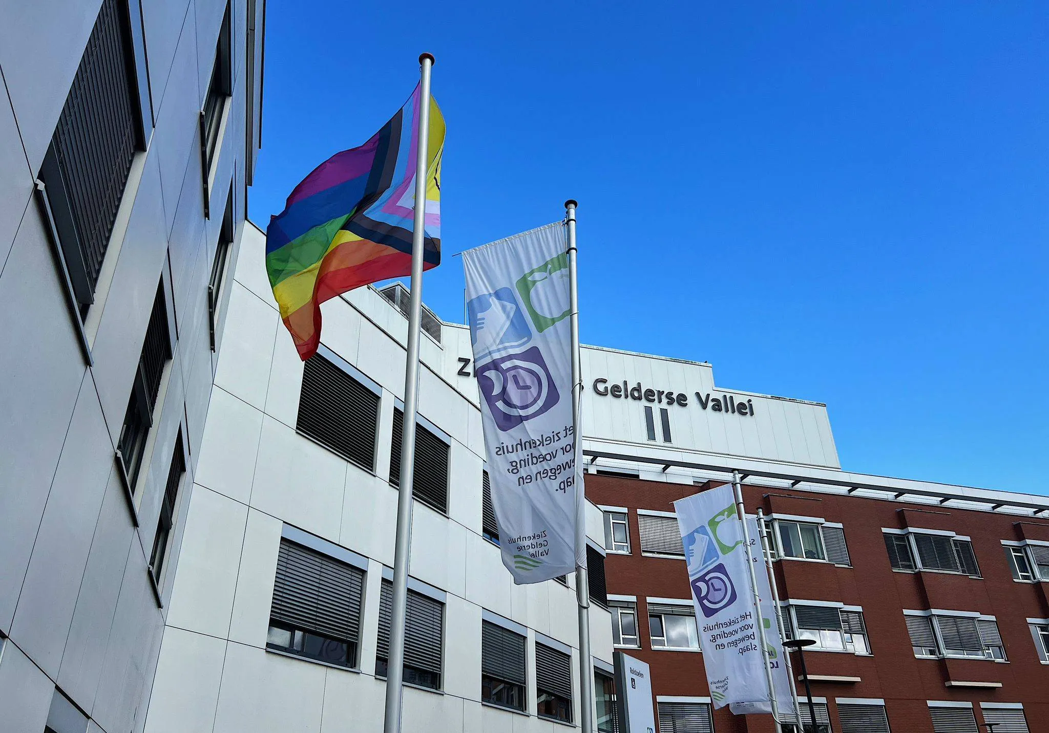 20250922 Ziekenhuis Gelderse Vallei hijst diversiteitsvlag ‘Iedereen moet zich welkom voelen’