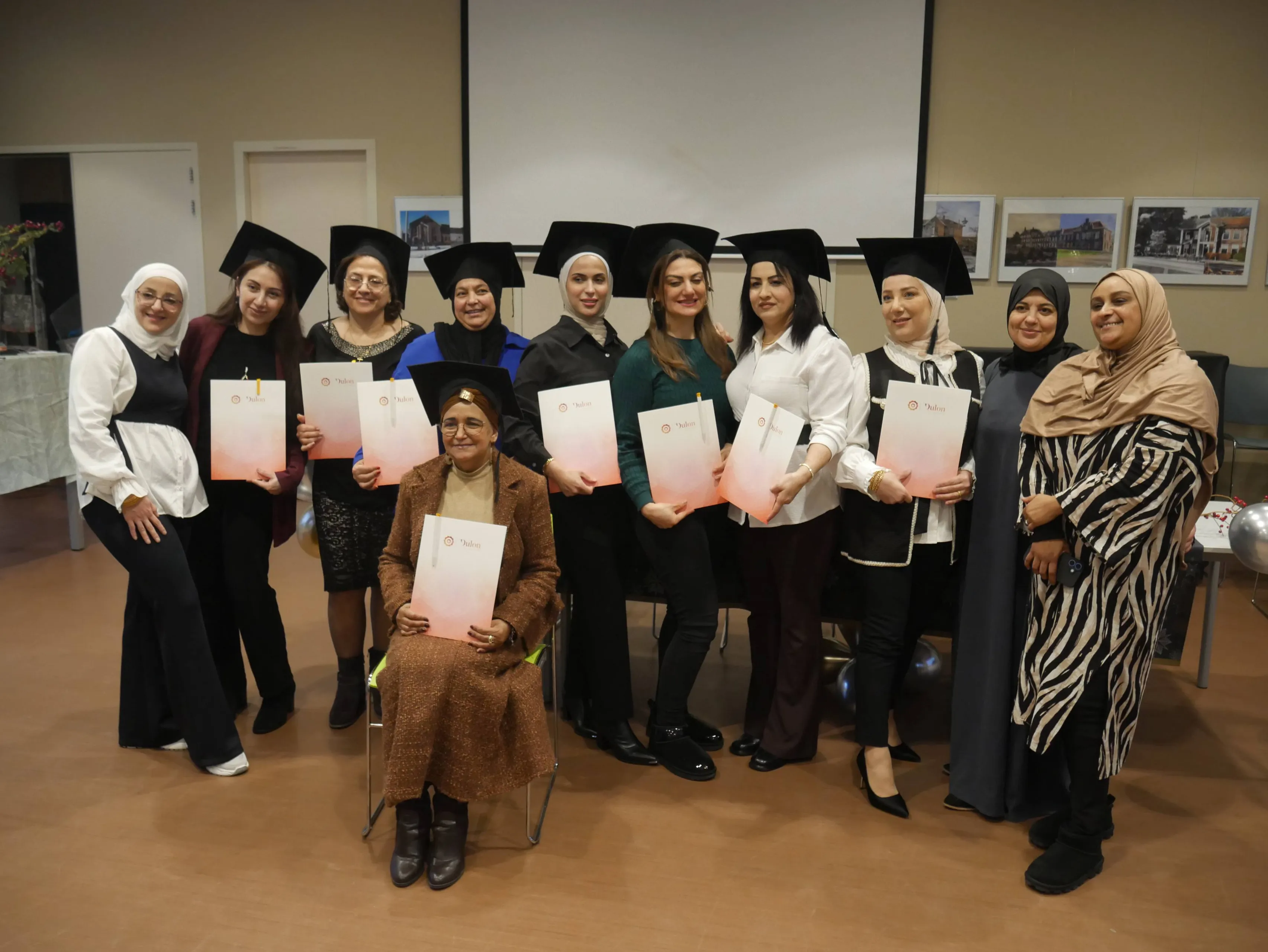 De vrouwen met hun cerificaten P1030320