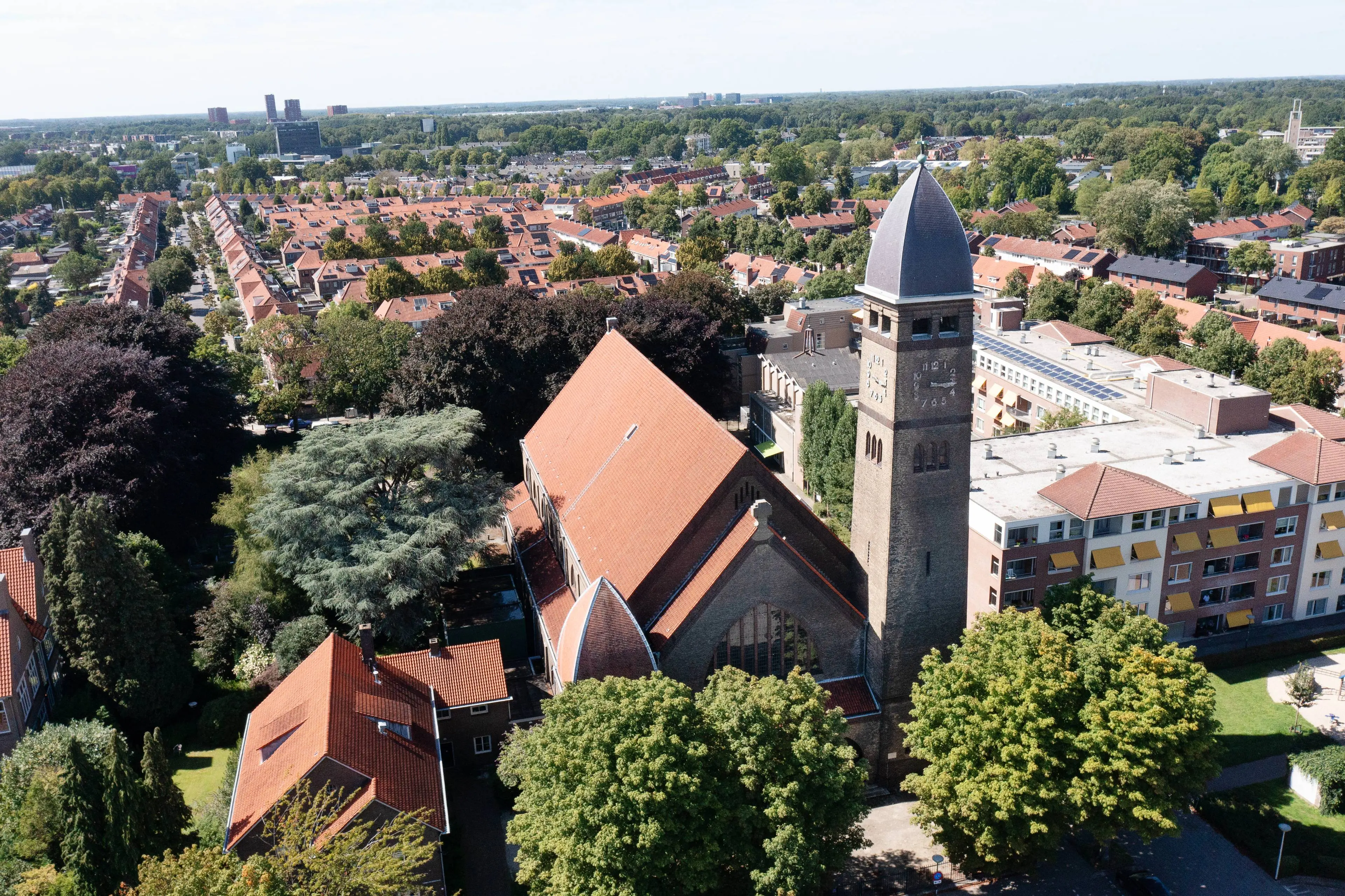 230809 0383 Luchtfoto Sint Theresia Kerk Eindhoven