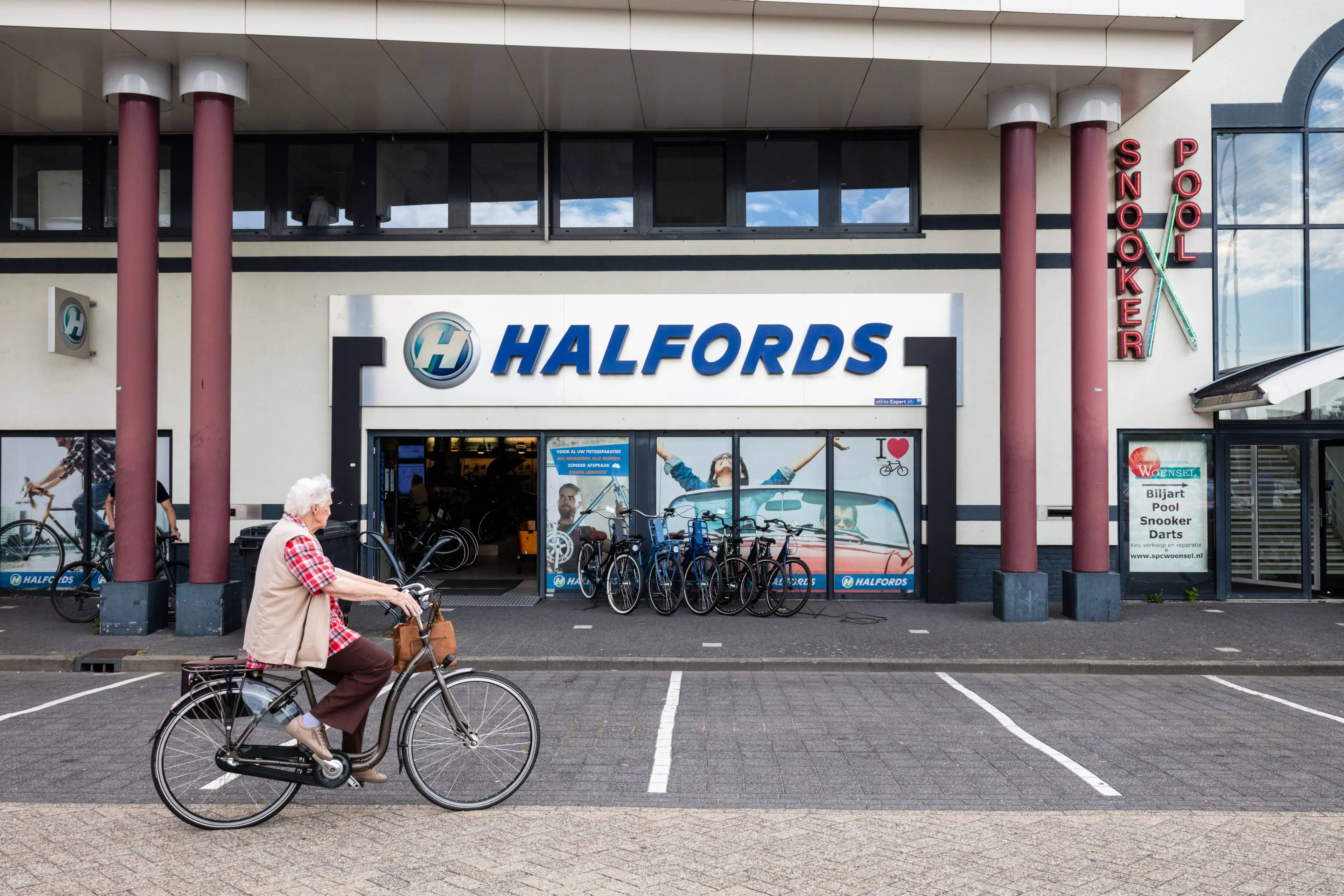 260827 4115 Halfords