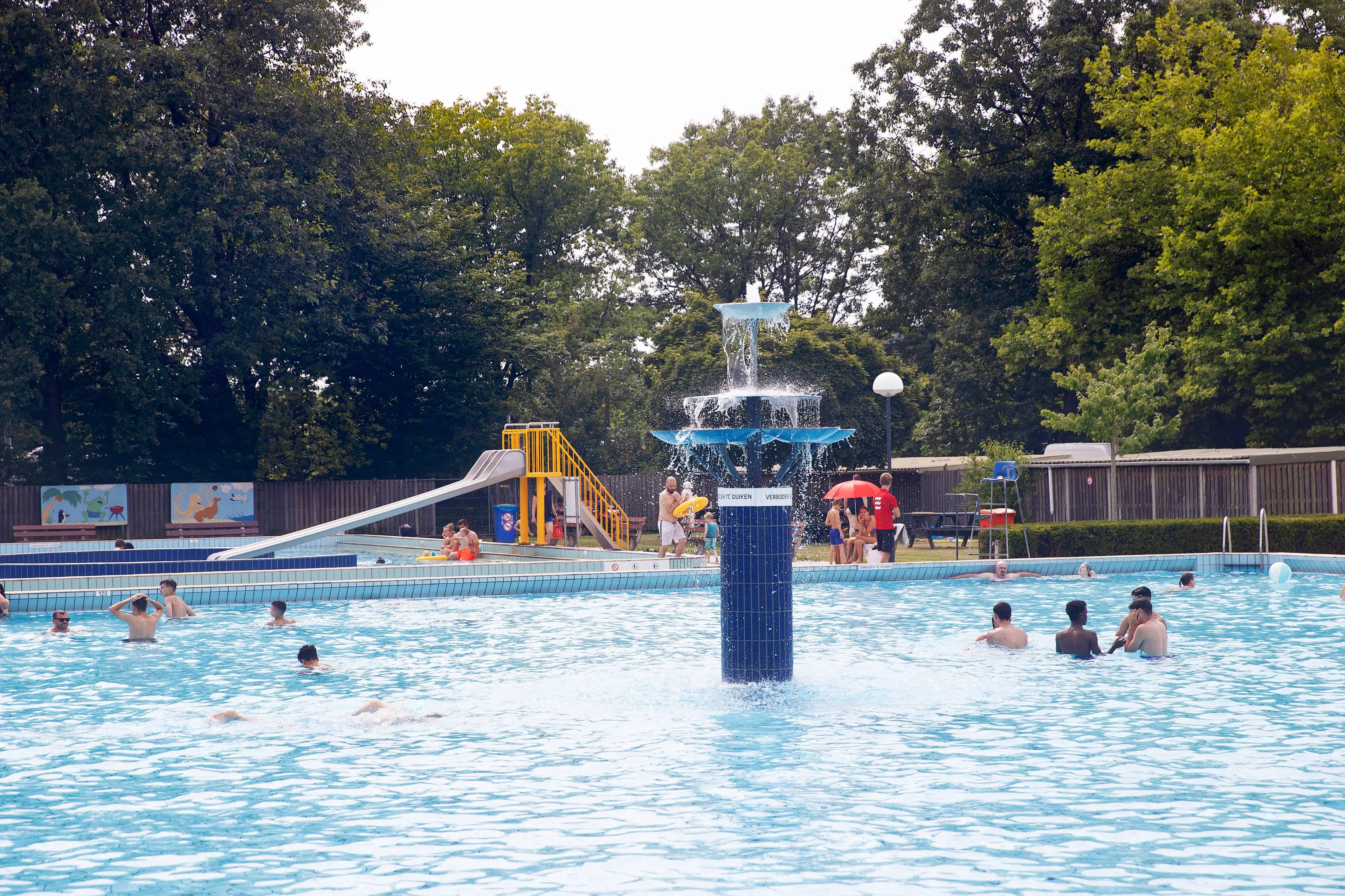 220712 7971 Ottenbad Drukte buitenbad leeg binnenbad