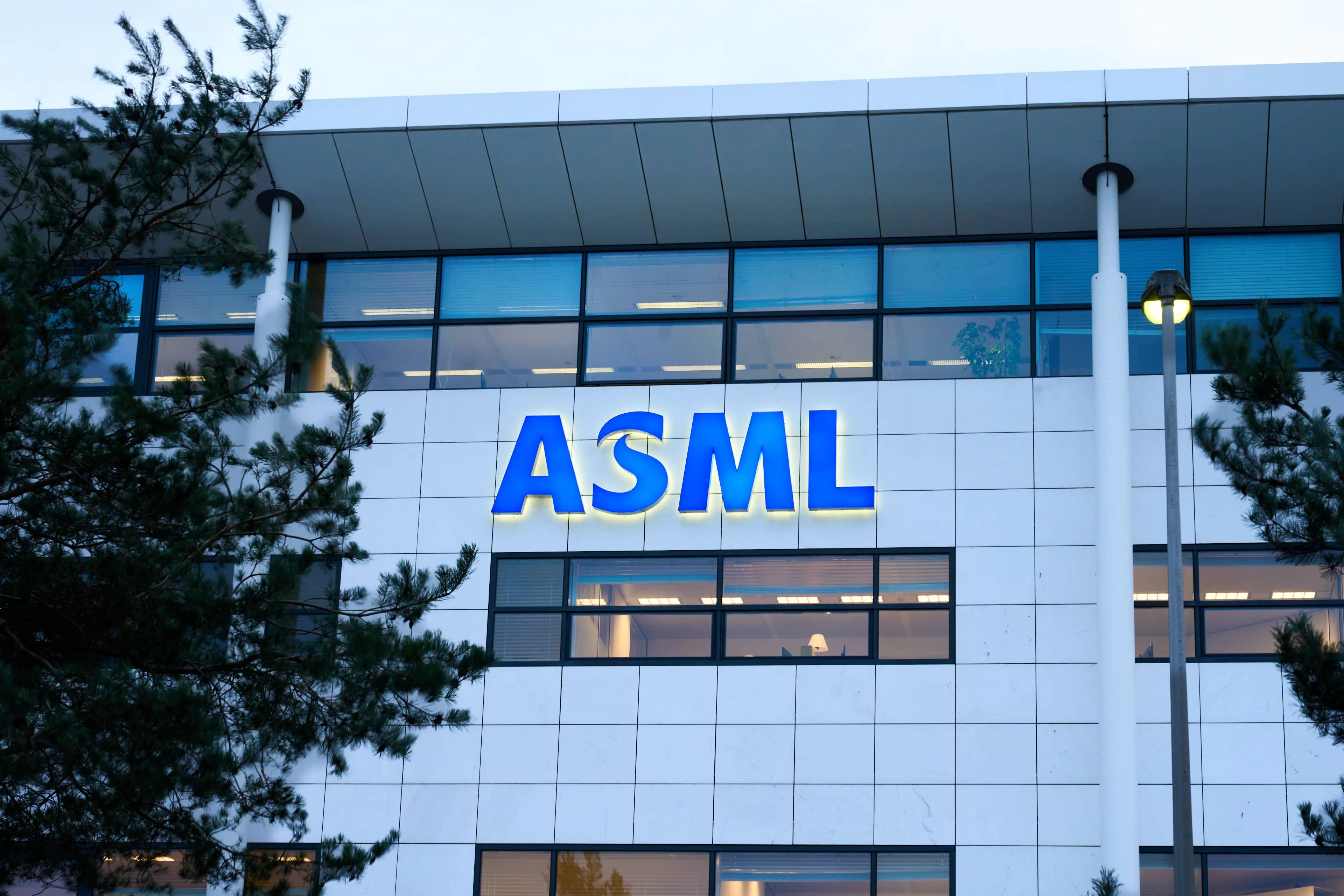 241206 9348 ASML