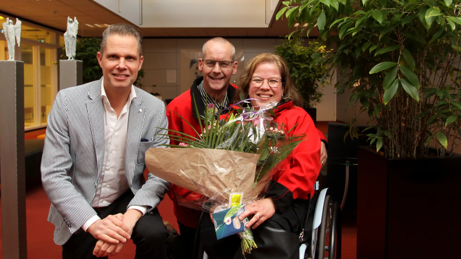 2 221124 bennie wolbers huldiging sporter ellis de boer wethouder pascal schrik