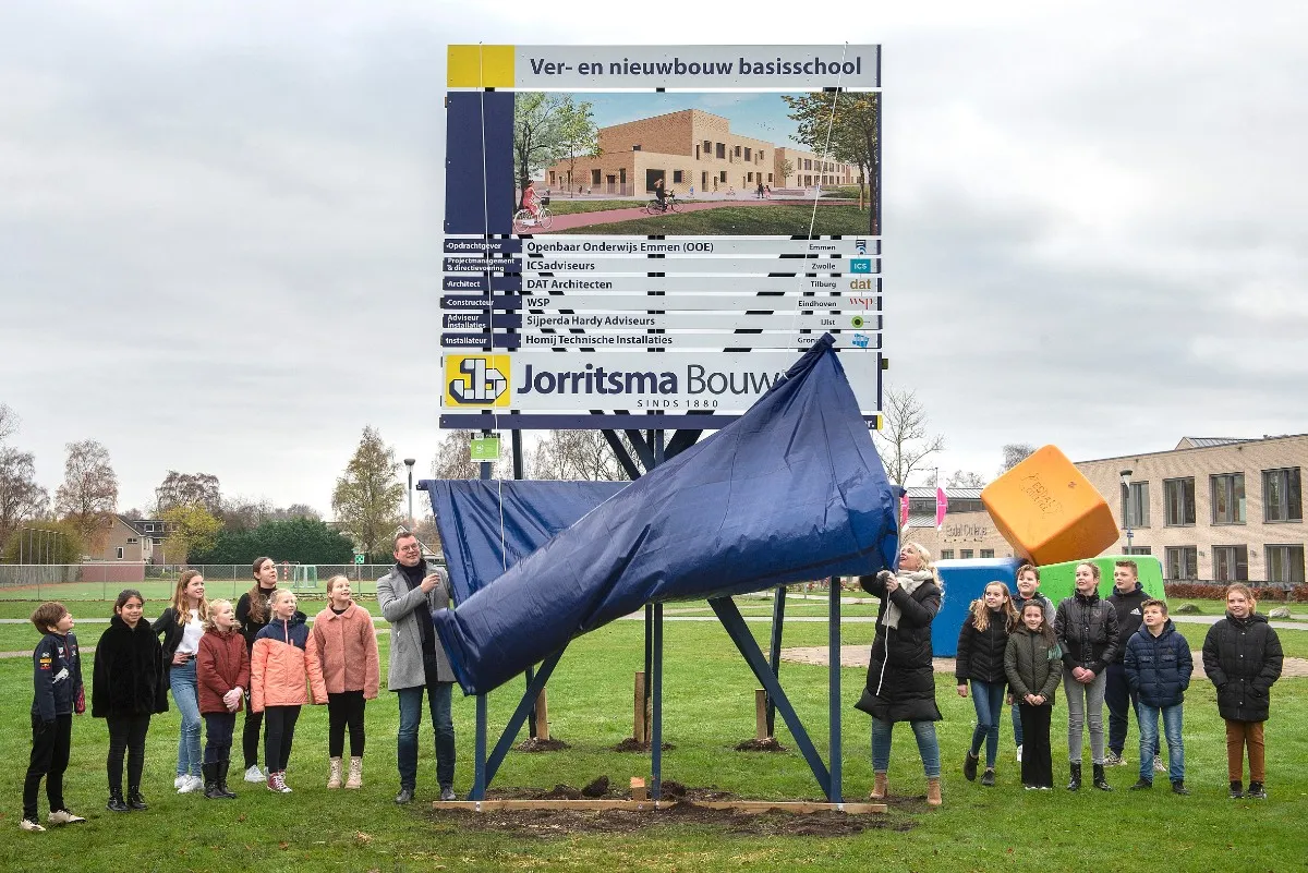 211124 onthulling bouwbord ver en nieuwbouw basisschool klazienaveen