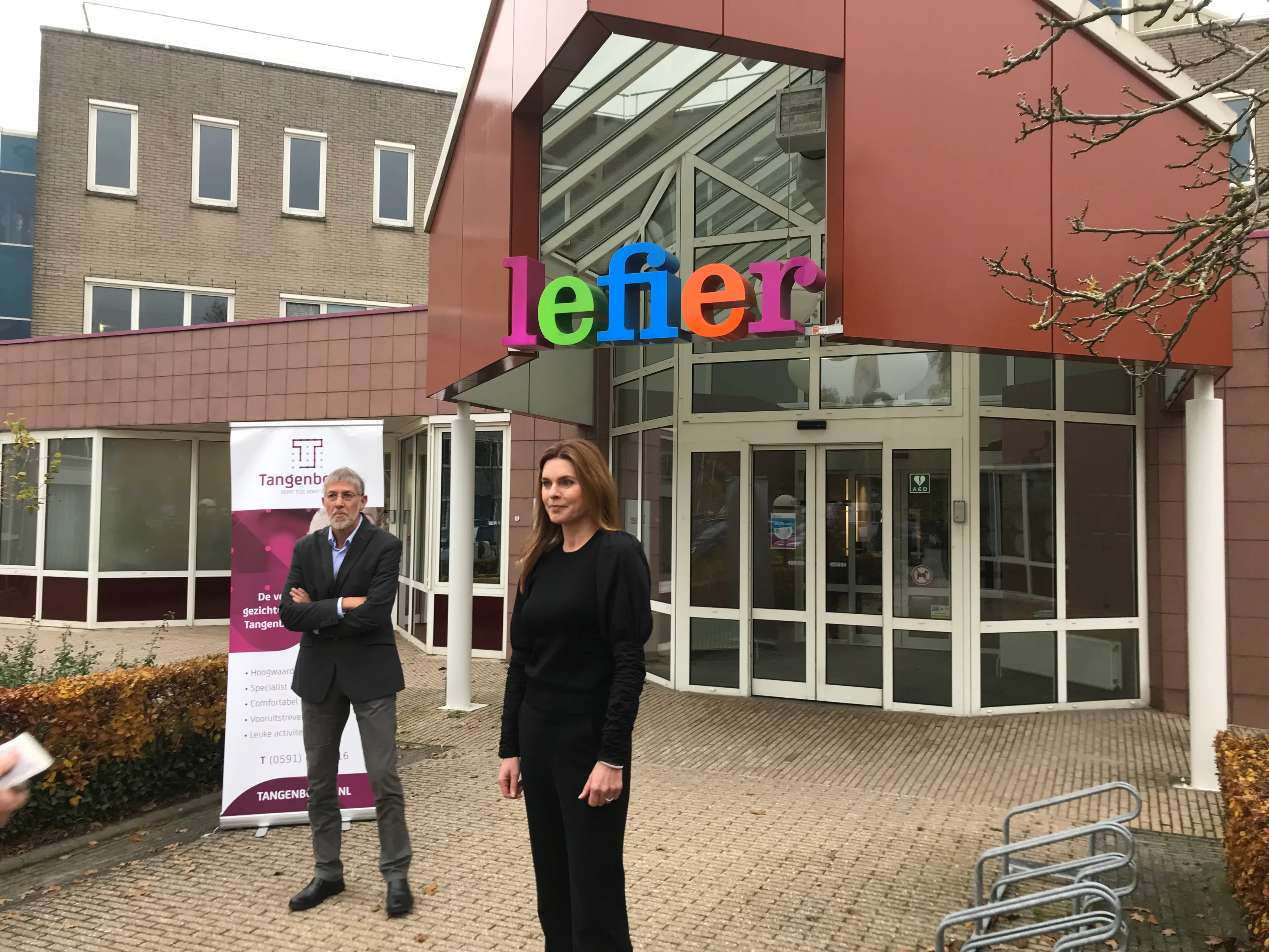 jan de goede en elles dost voor het pand aan de hooggoorns in emmen