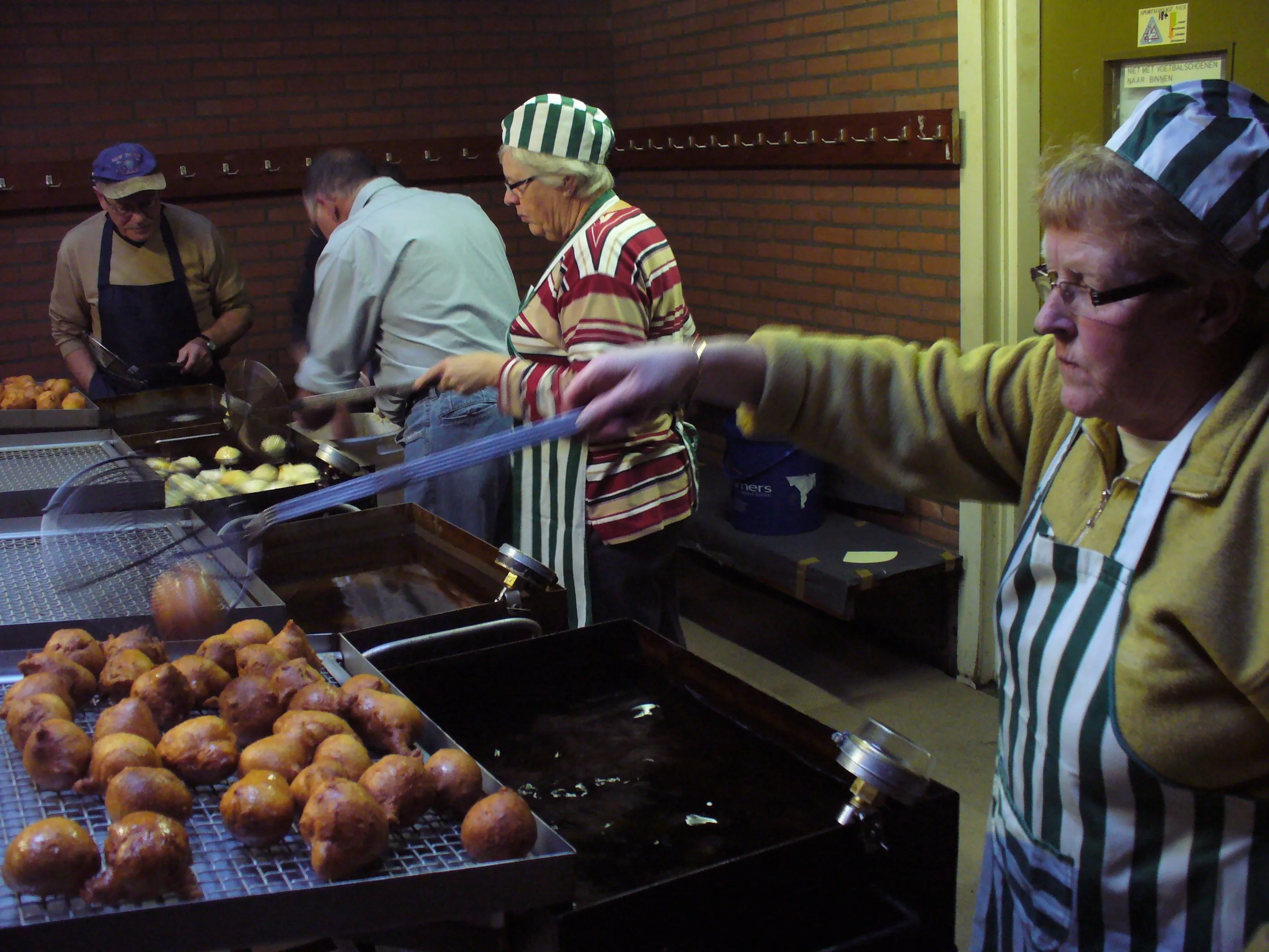 oliebollen bakken drenthina foto reinout meijer