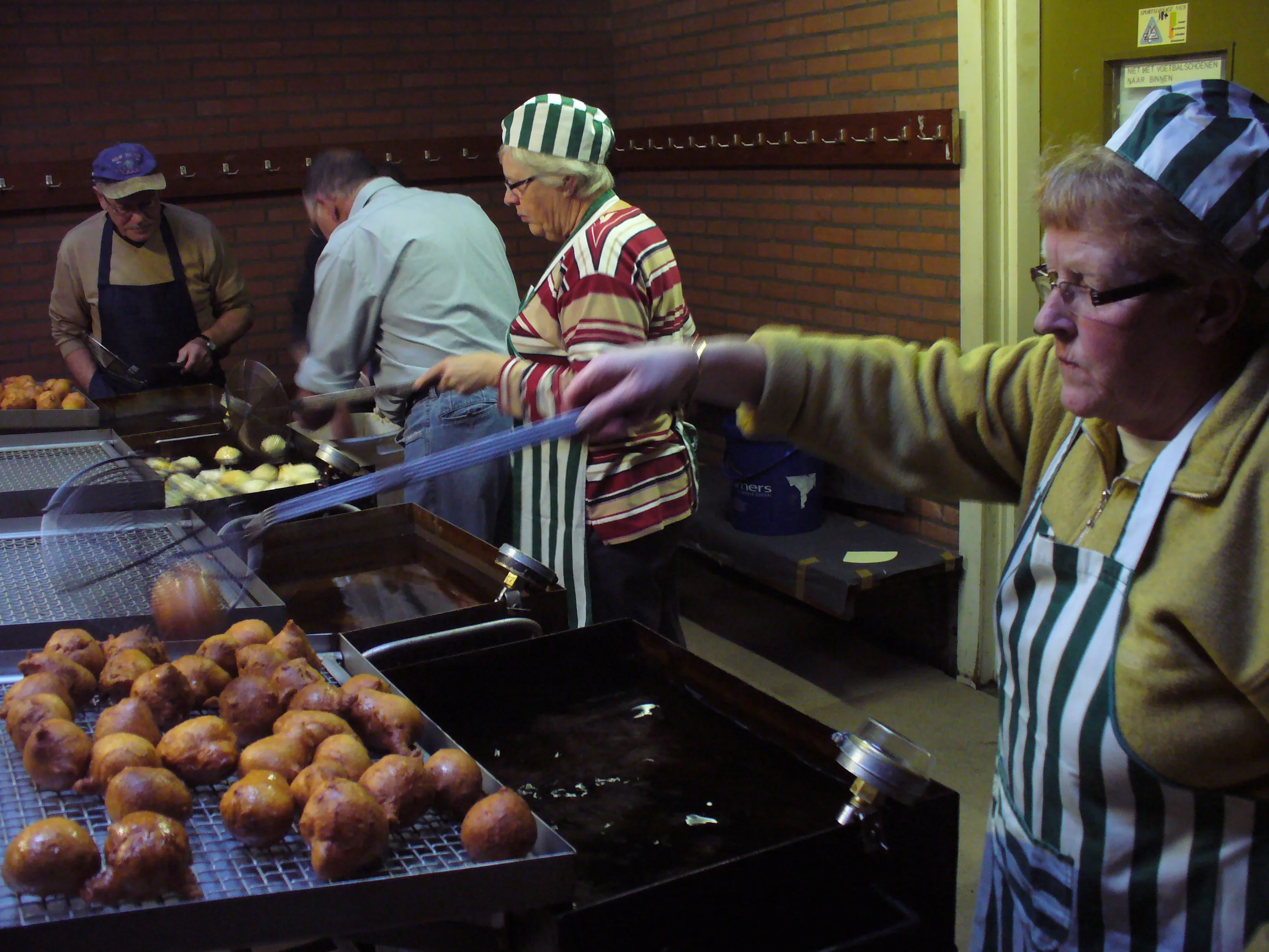 oliebollen bakken drenthina foto reinout meijer
