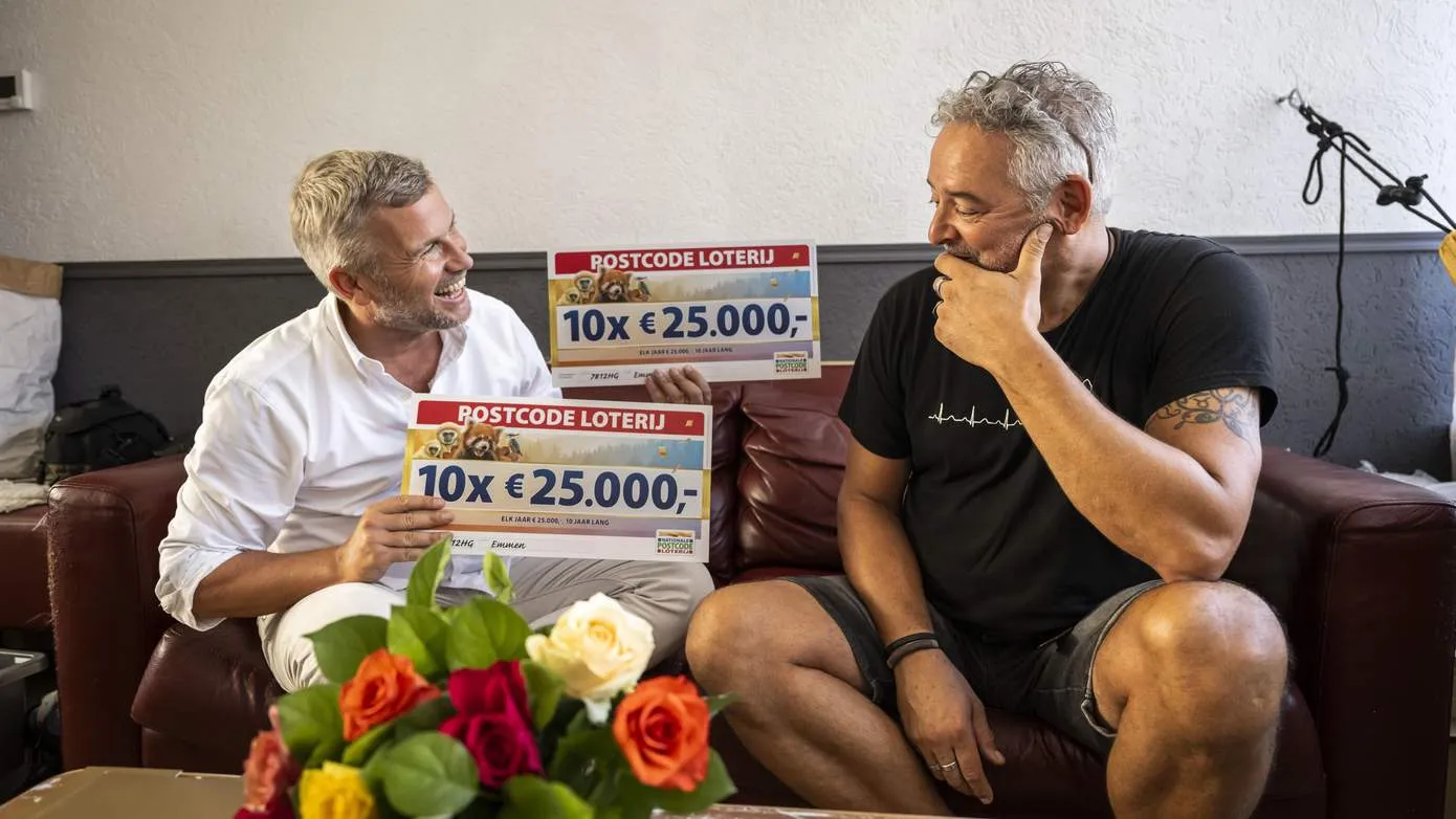 postcode loterij ambassadeur winston gerschtanowitz reikt twee keer de plus prijs uit aan peter