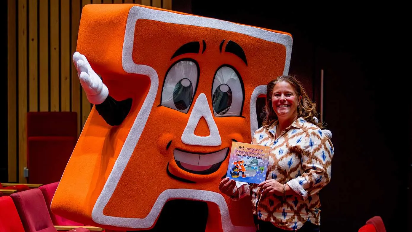 2025 aatje en mirjam met het leesboekje