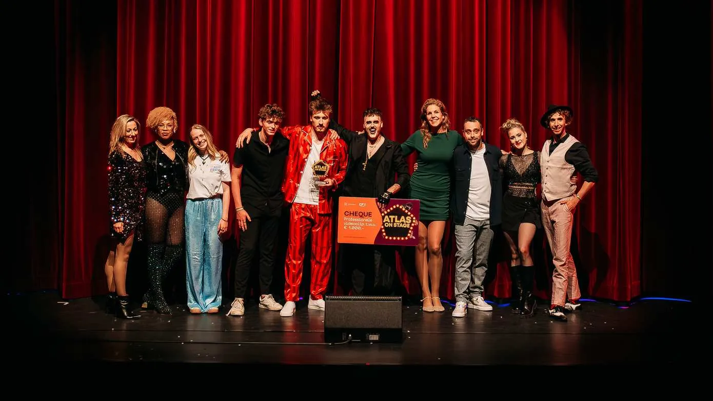 juryleden de winnaars en directeur machteld van der werf samen op het podium tijdens de feestelijke prijsuitreiking van atlas on stage