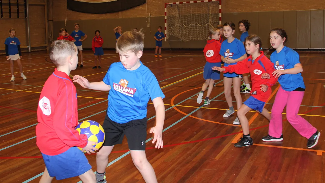 mvbby07juqnawznaqr9uaqh7d 01en schoolkorfbal2