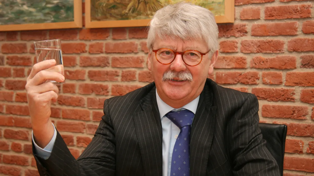 uqkphrbcehqvmivnxk15e2lye 16en omta