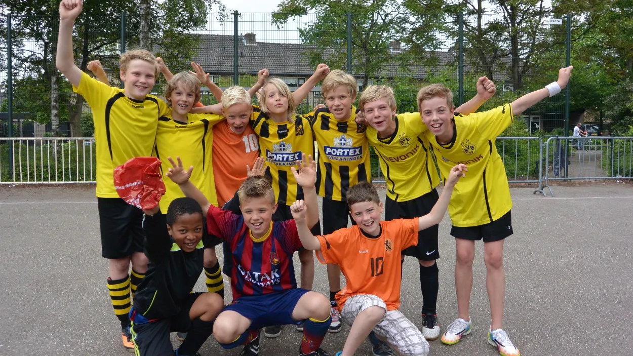 yneilzeglh9q0i1th0klbd4sh 21en straatvoetbal 1