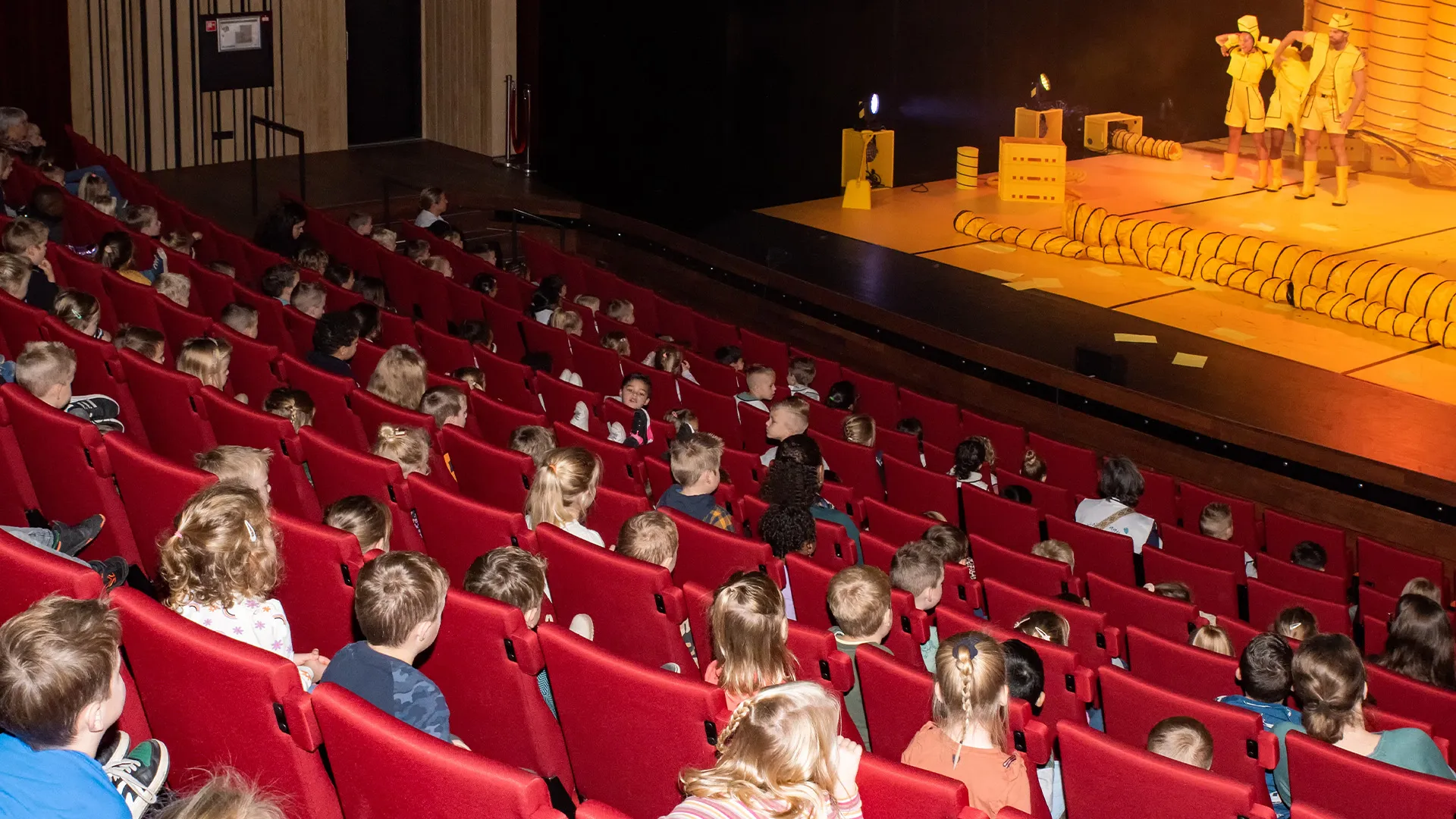 de nobelaer onderwijs theatervoorstelling de grote gele graafmachine 1920 x 1080 c ad van den wijngaart