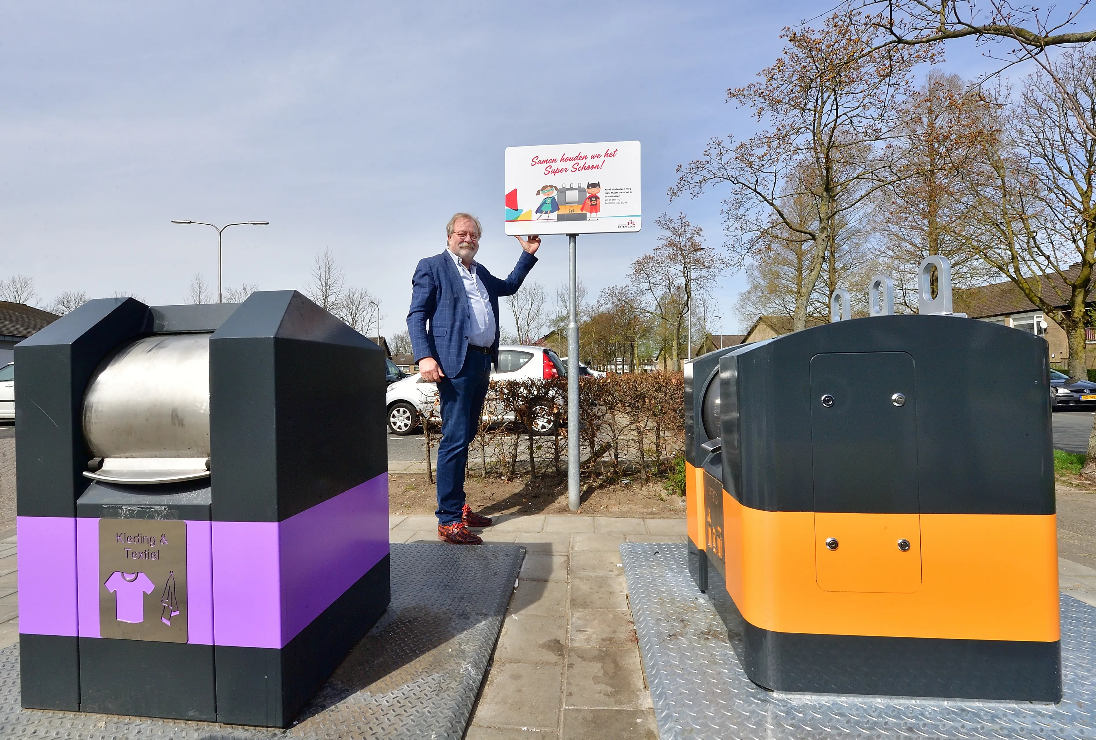 foto wethouder van aert onthult eerste campagnebord tegen afvaloverlast etten leur