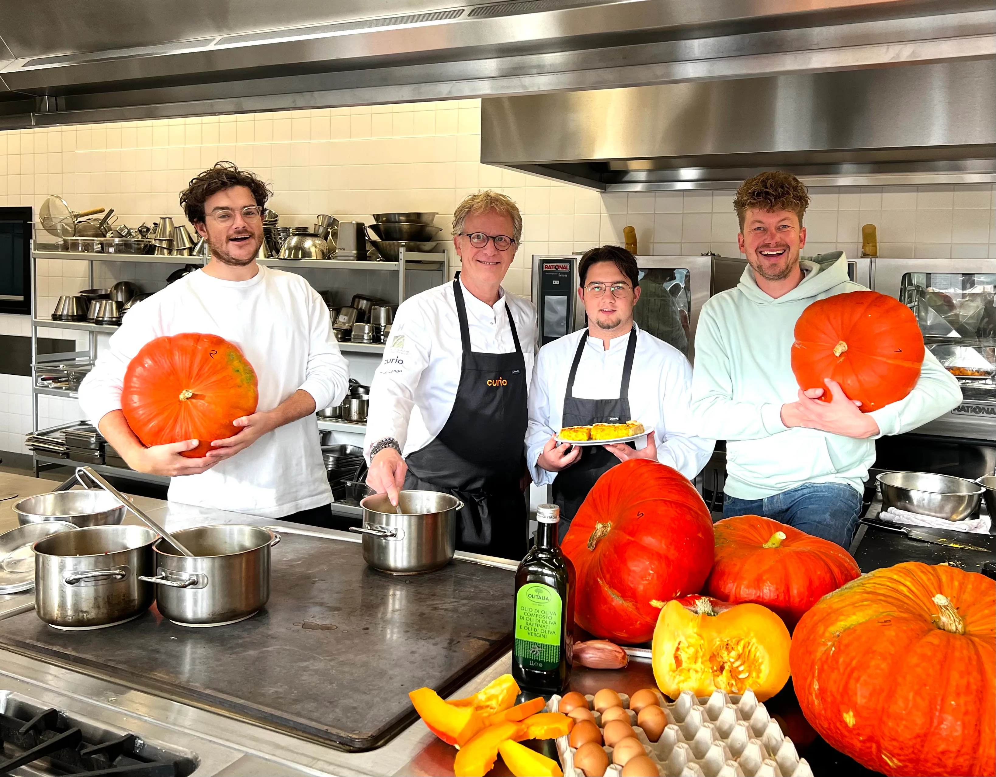 frank en thibaud aan het koken met docenten en studenten van curio