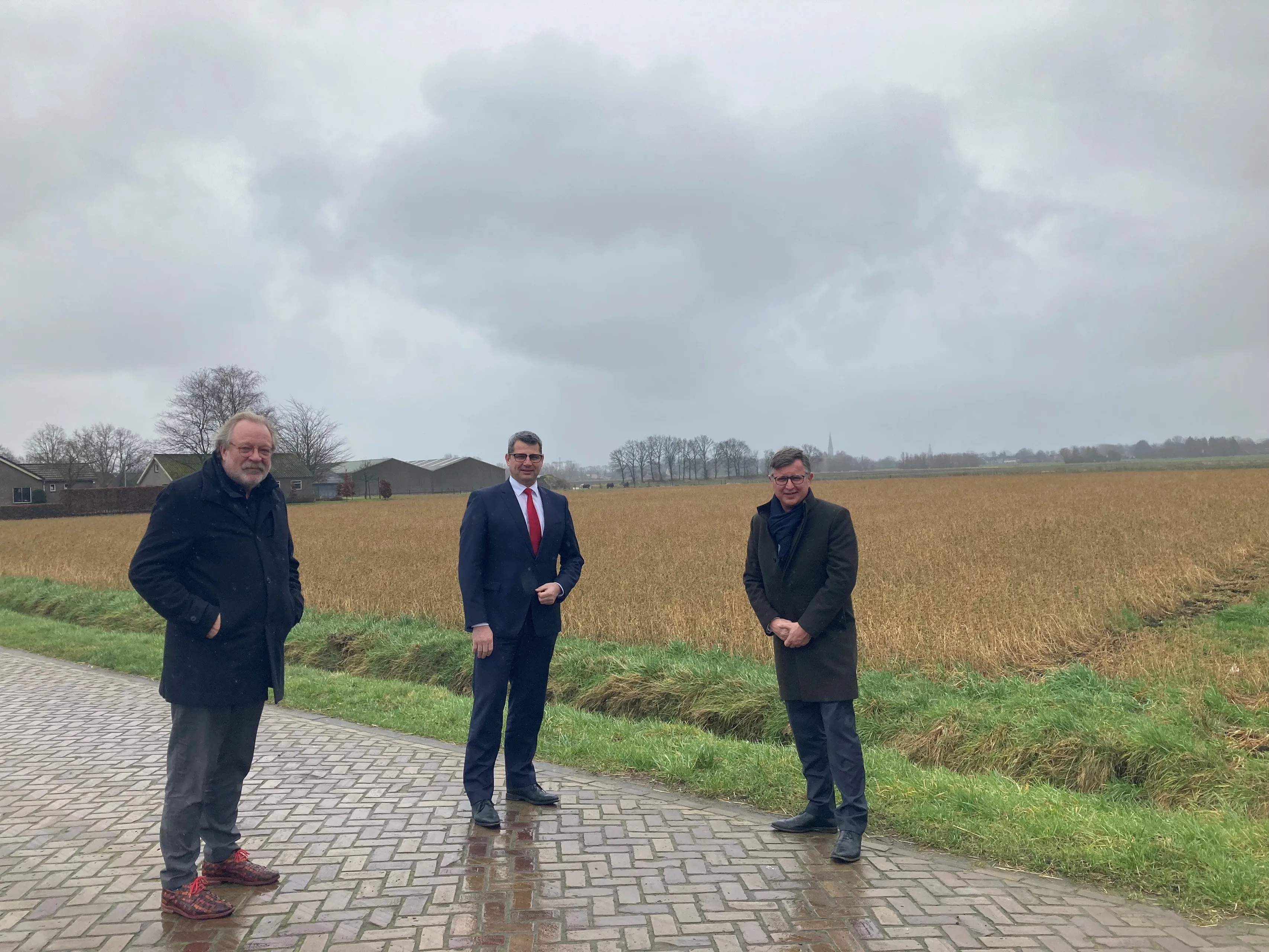 gedeputeerde erik ronnes krijgt uitleg van stedenbouwkindige over omgevingsvisie 2