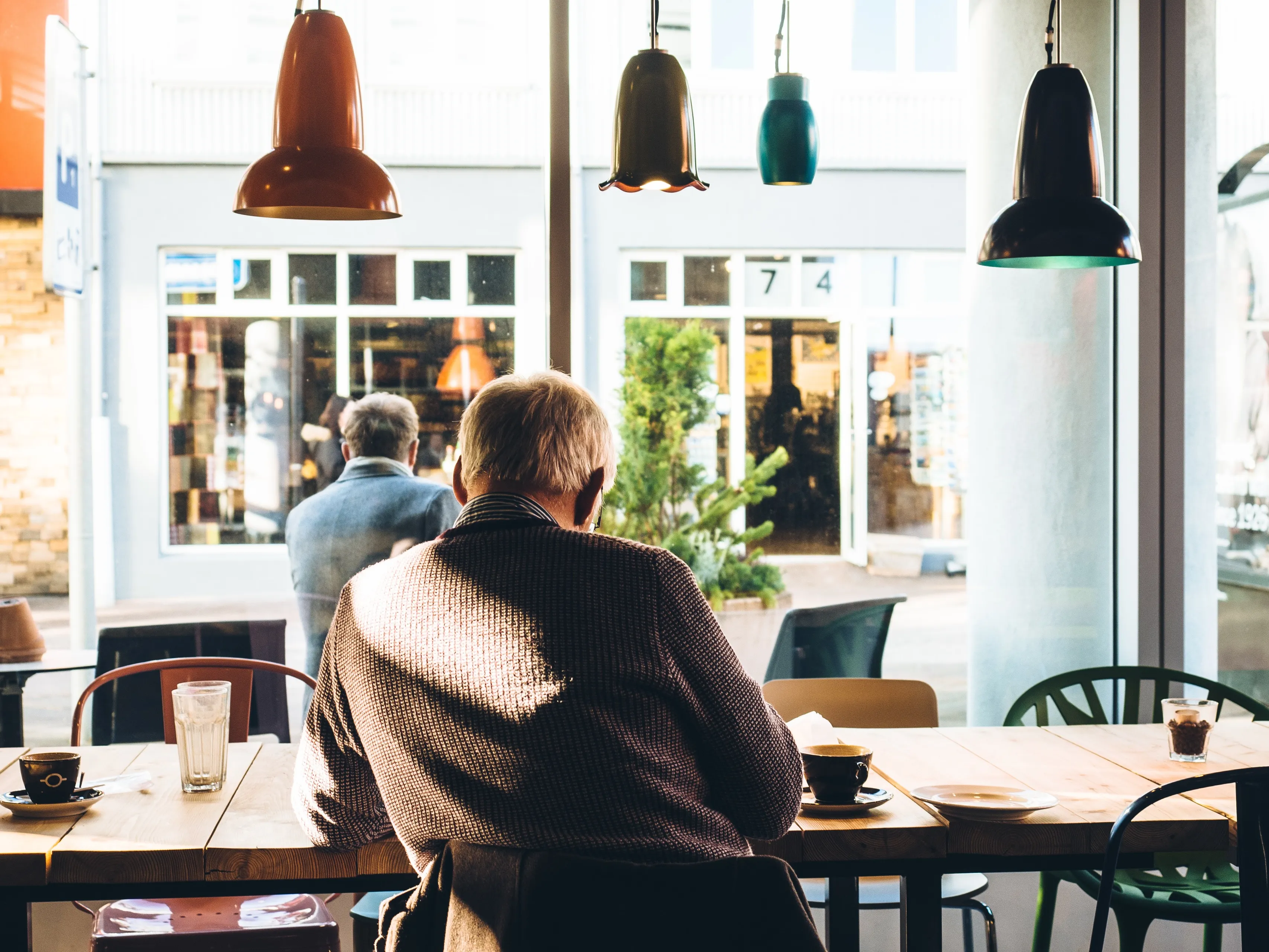 horeca man koffie drinken