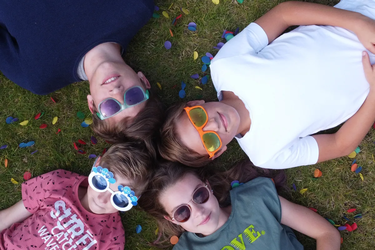 kinderfeestje thuis confetti per mail