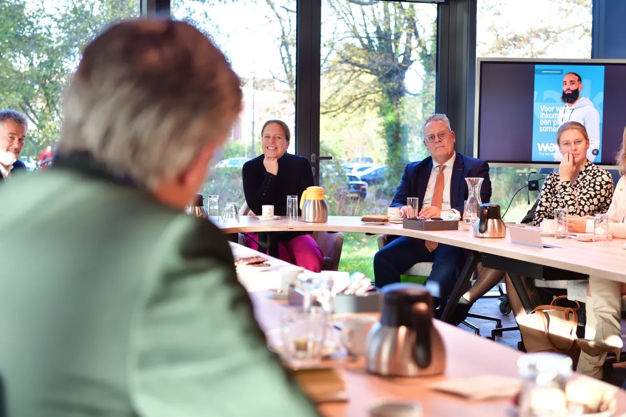 minister carola schouten in gesprek met een inwoner groot