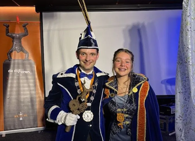 prins en jeugdprinses liggend