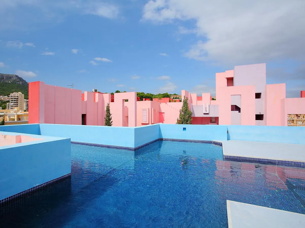 roze airbnb zwembad femfem