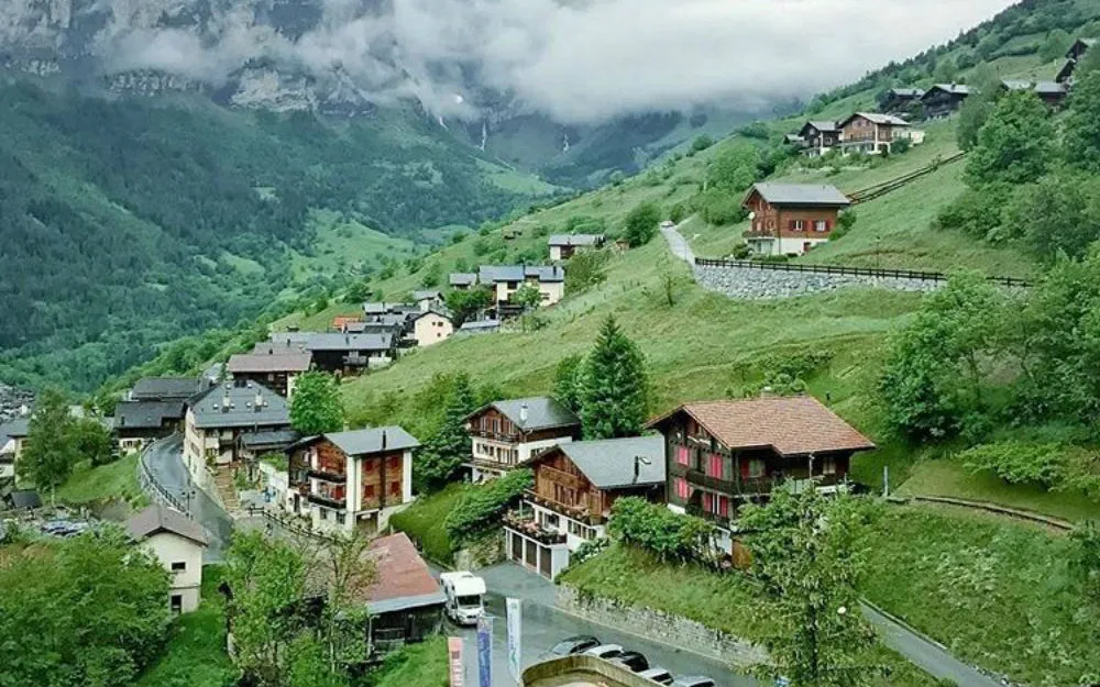 zwitsers dorpje albinen femfem