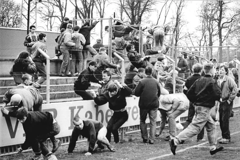 bundesarchiv bild 183 1990 0414 009 fdgb pokal 1 fc lok leipzig dynamo schwerin ausschreitungen