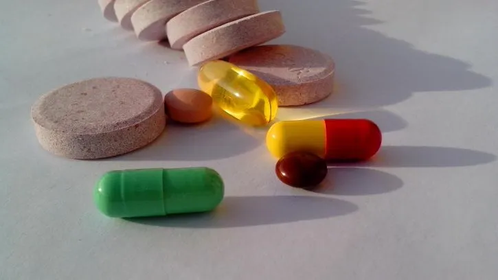 probiotics pills and dietary supplements 725x408