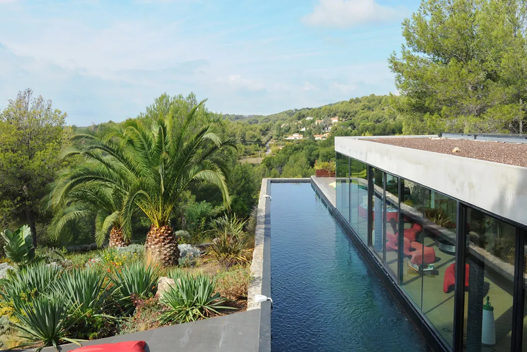 villa on the rocks in bendol france 02