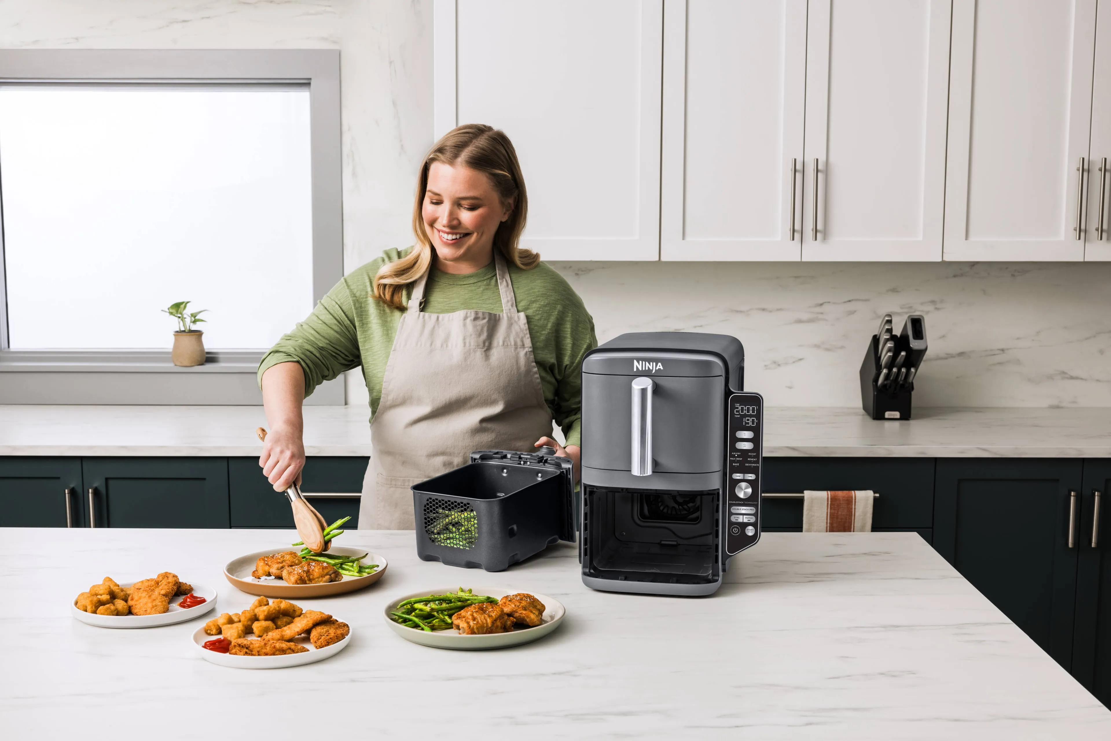 ninja sl400uk inuse kitchen oncounteninja seninjavingfood woman kopie