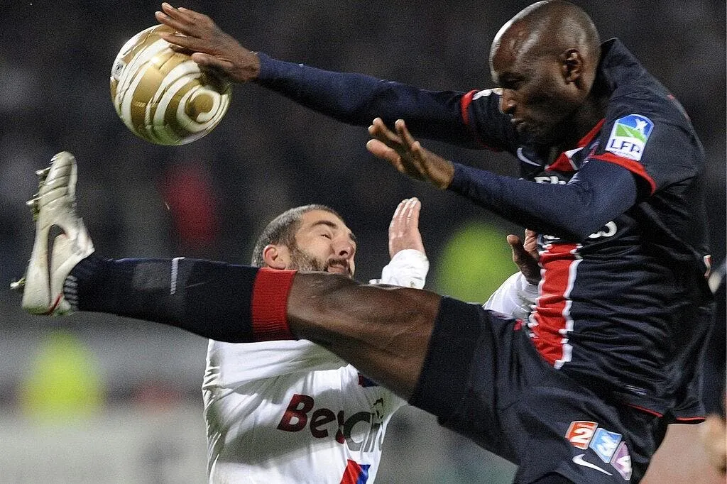 camara abandonne sur le banc des accuses 62397 11764