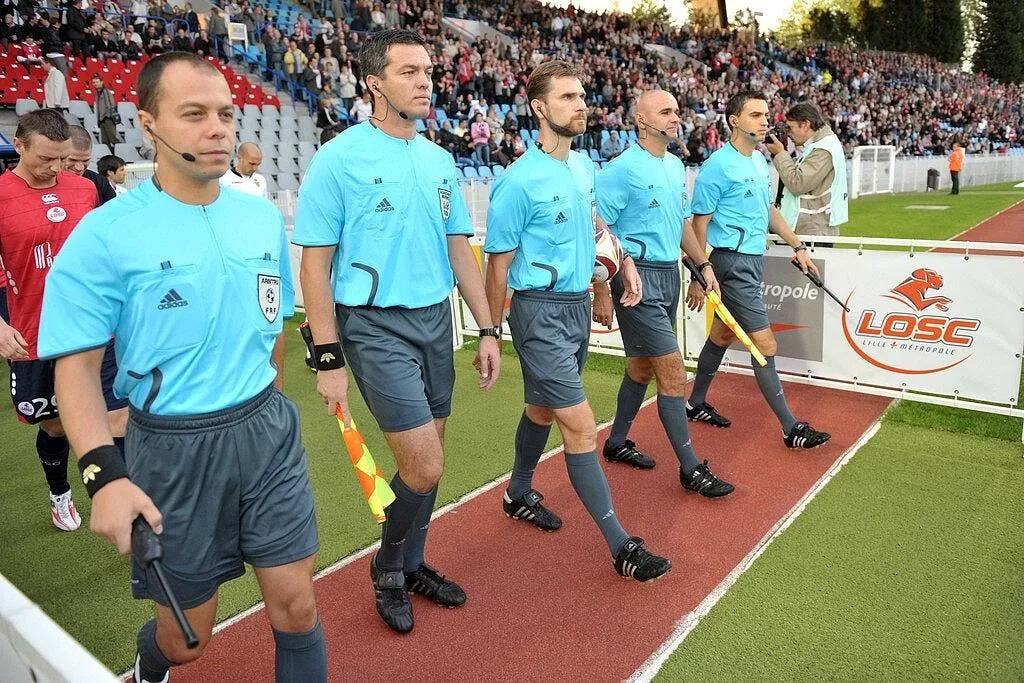 la coupe de la ligue et la ligue des champions passent a cinq arbitres 56653 8978