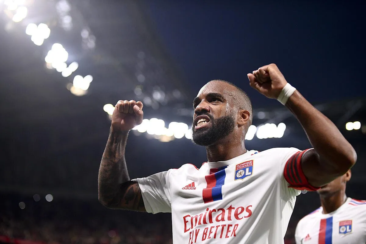 lacazette choque giuly le meilleur est a venir a l ol icon pl2 0823 347703