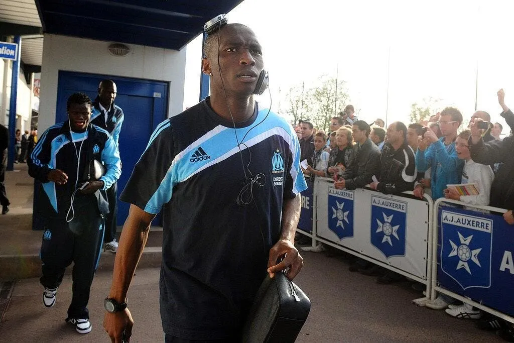 mbia l om va acheter un defenseur central 56865 9038