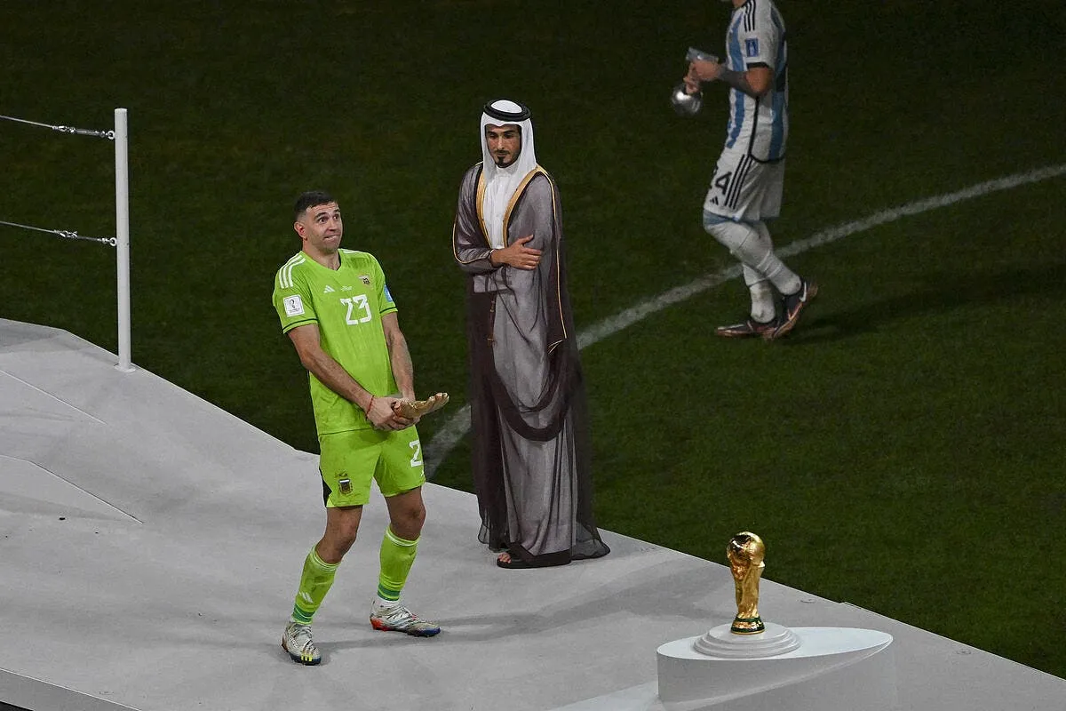 argentine le geste obscene de martinez choque le qatar icon 541 argfra20221218 ag 10737 354807