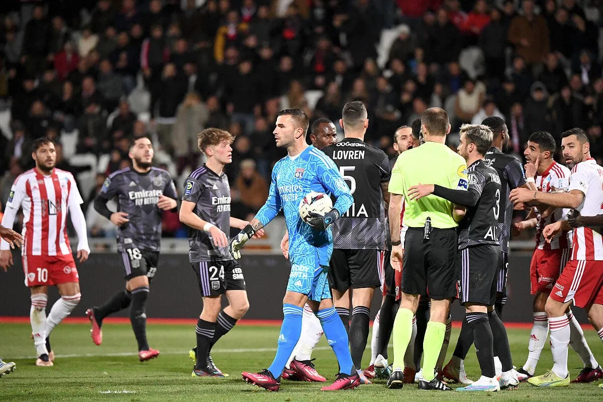 bagarre et projectile chaude fin de match a ajaccio ol icon ab1 7664 356382