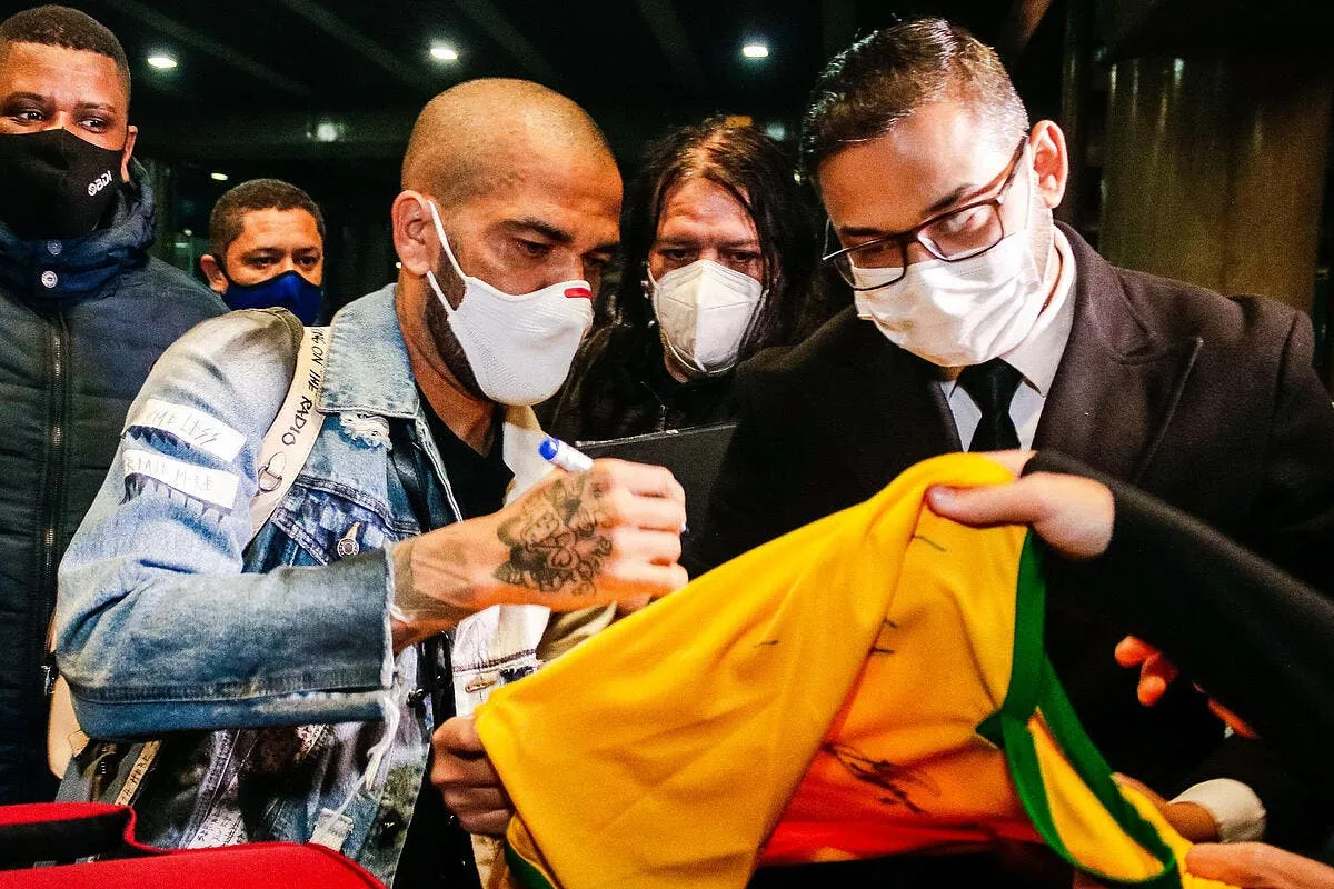 barca daniel alves divise son salaire par 50 pour revenir icon tn220210809005 328409