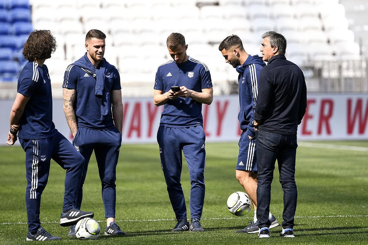 bordeaux gere par des touristes stephane guy coupe des tetes icon cas6229 339287